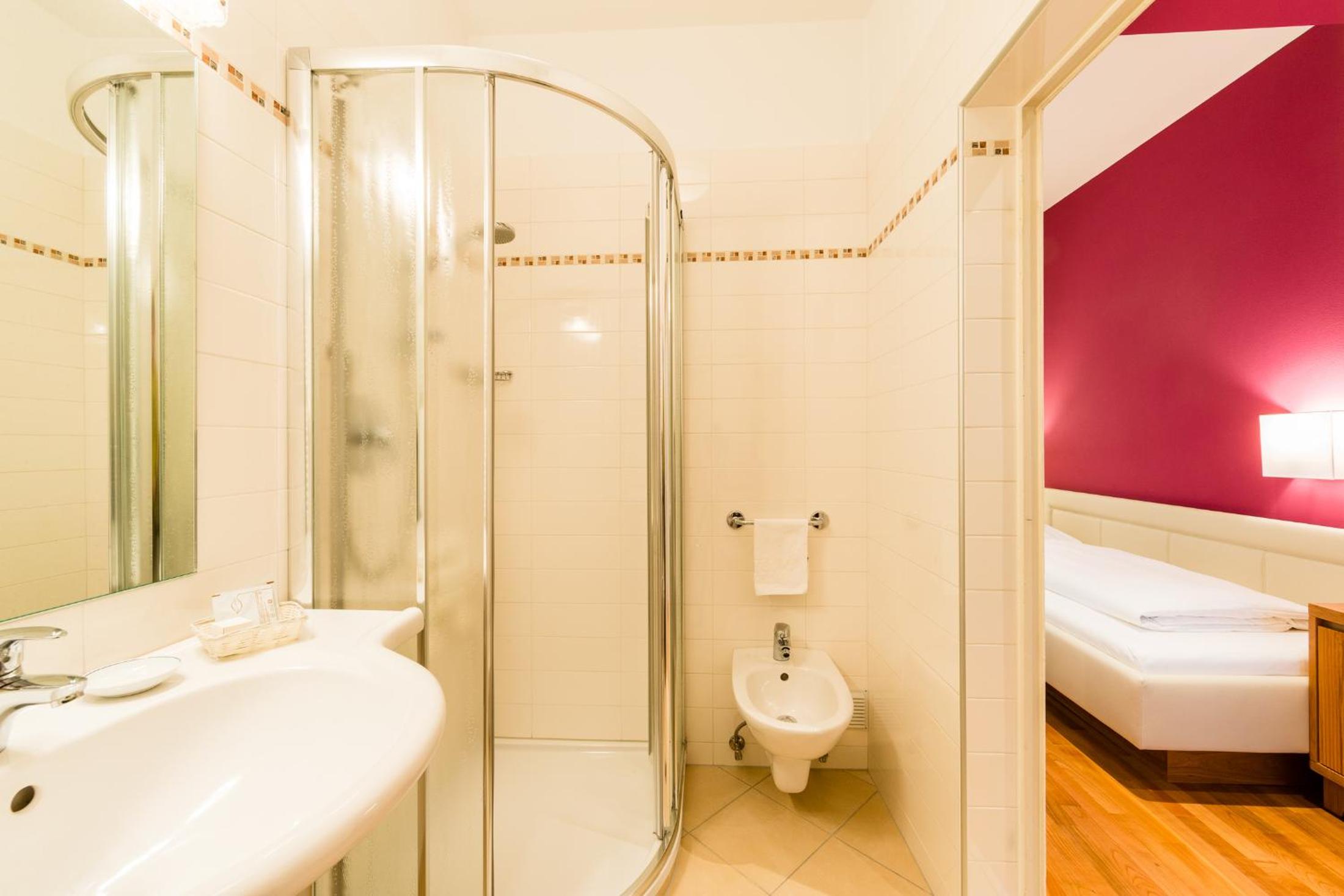 Single Room with Balcony - Annex photo 2