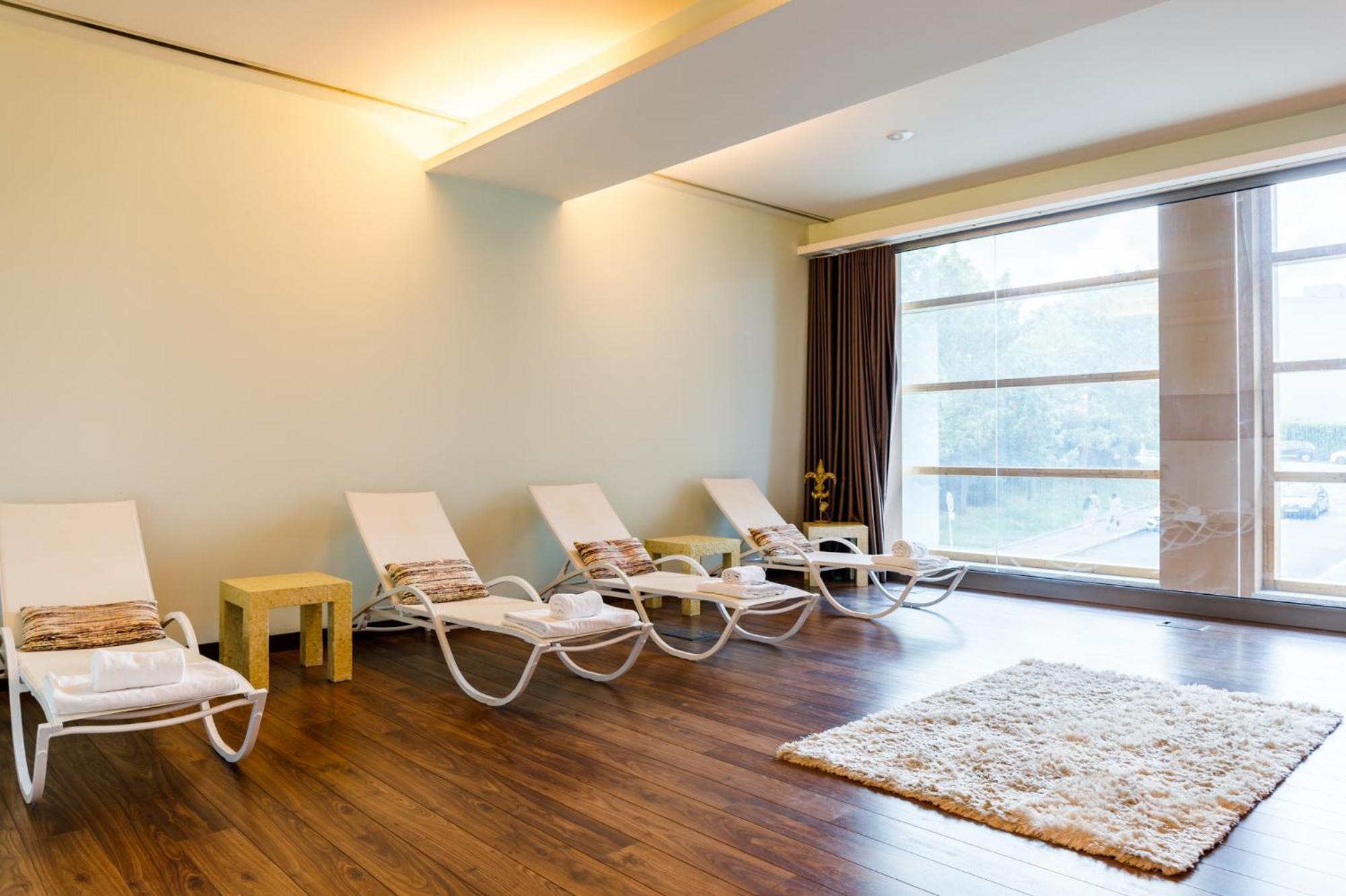 Double or Twin Room with Massage Package - Photo 12