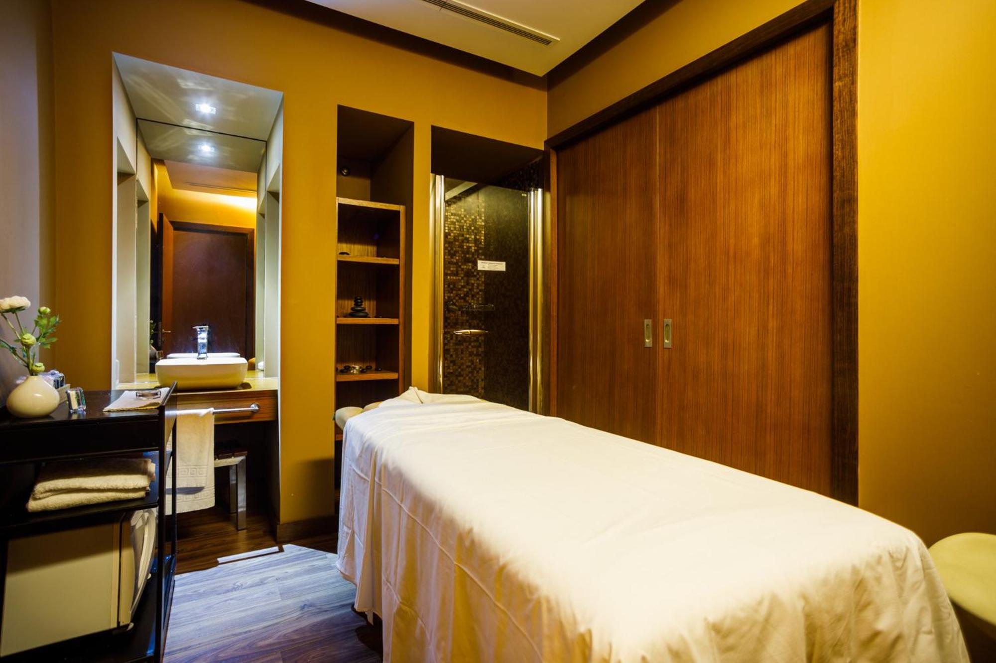 Double or Twin Room with Massage Package - Photo 10