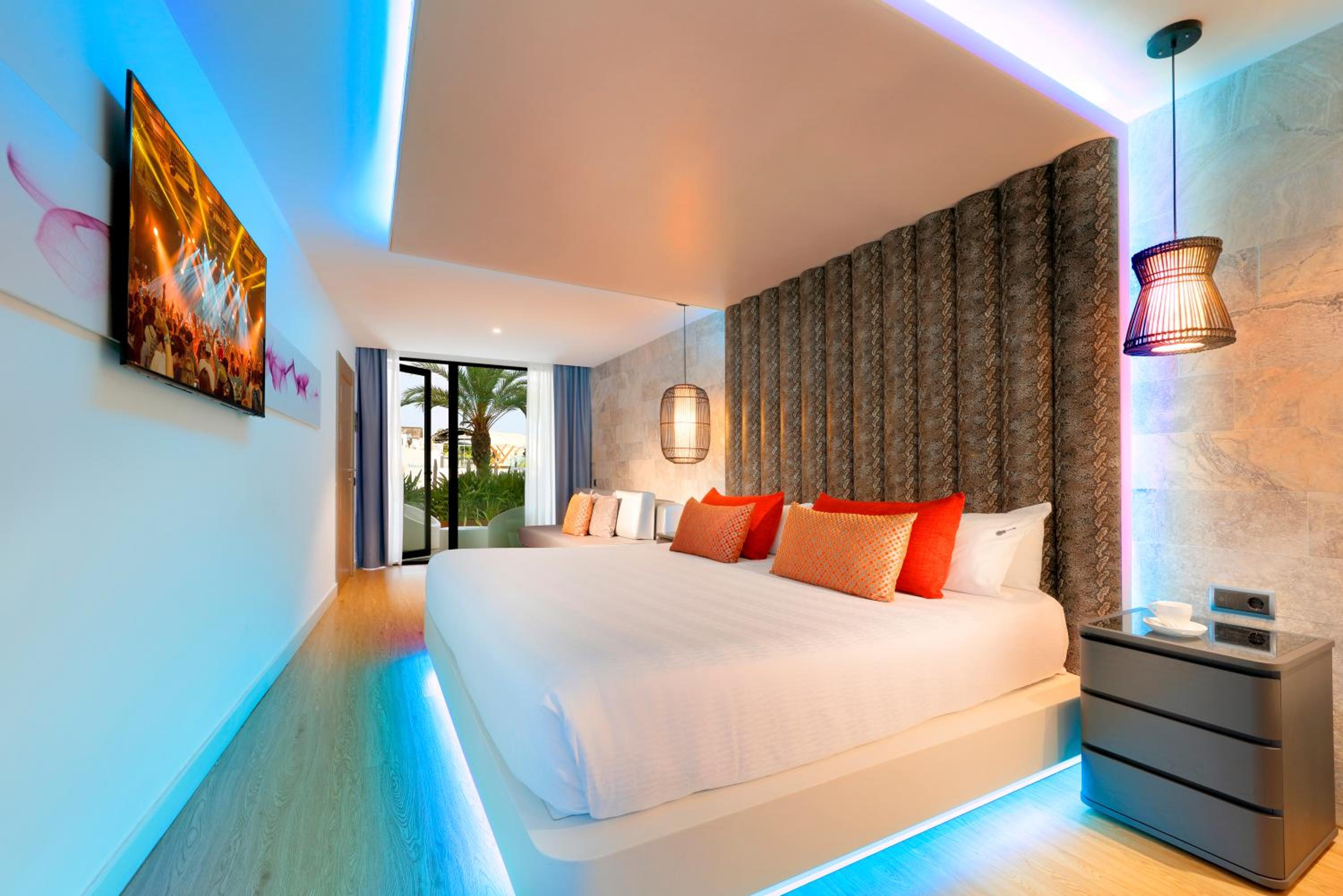 Studio Suite Silver (2 Adults + 1 Child)
