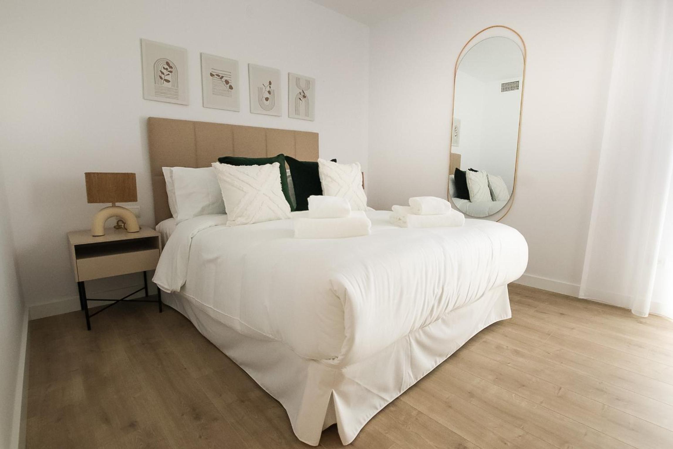 Suite clásica principal con dos habitaciones y vista al mar.