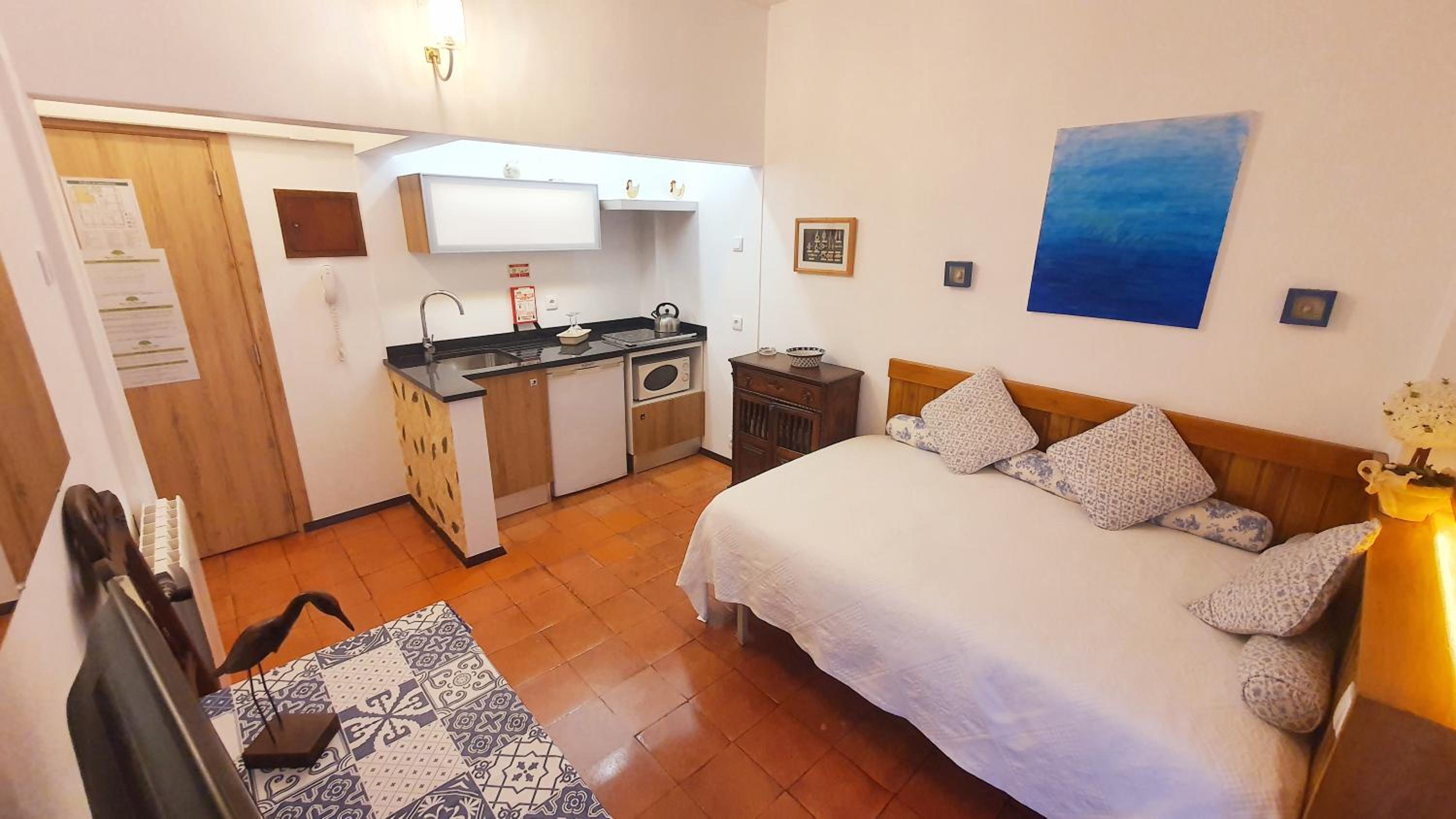 One-Bedroom Apartment - Photo 3
