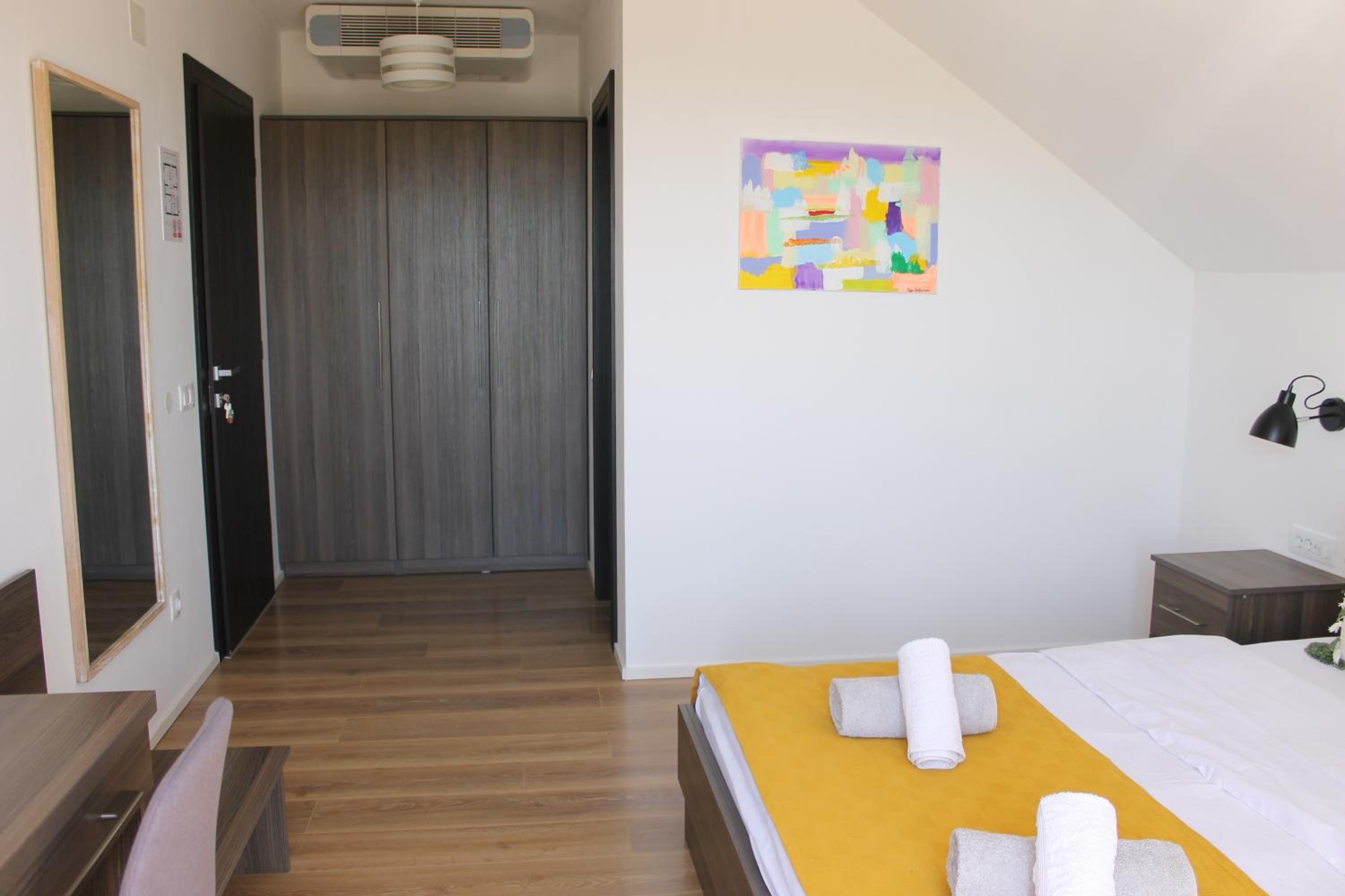 Double Room with Balcony - Photo 11