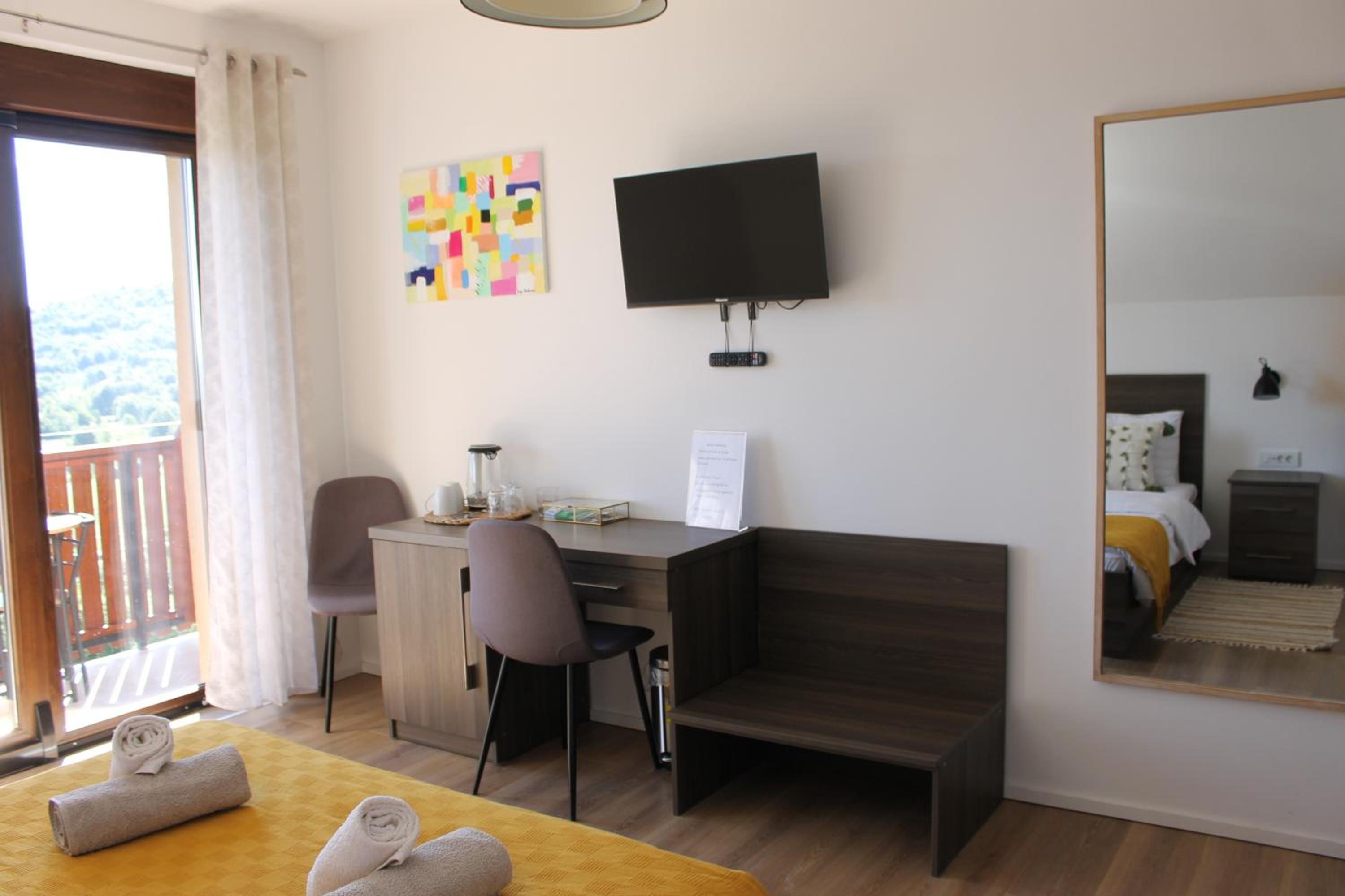 Double Room with Balcony - Photo 10
