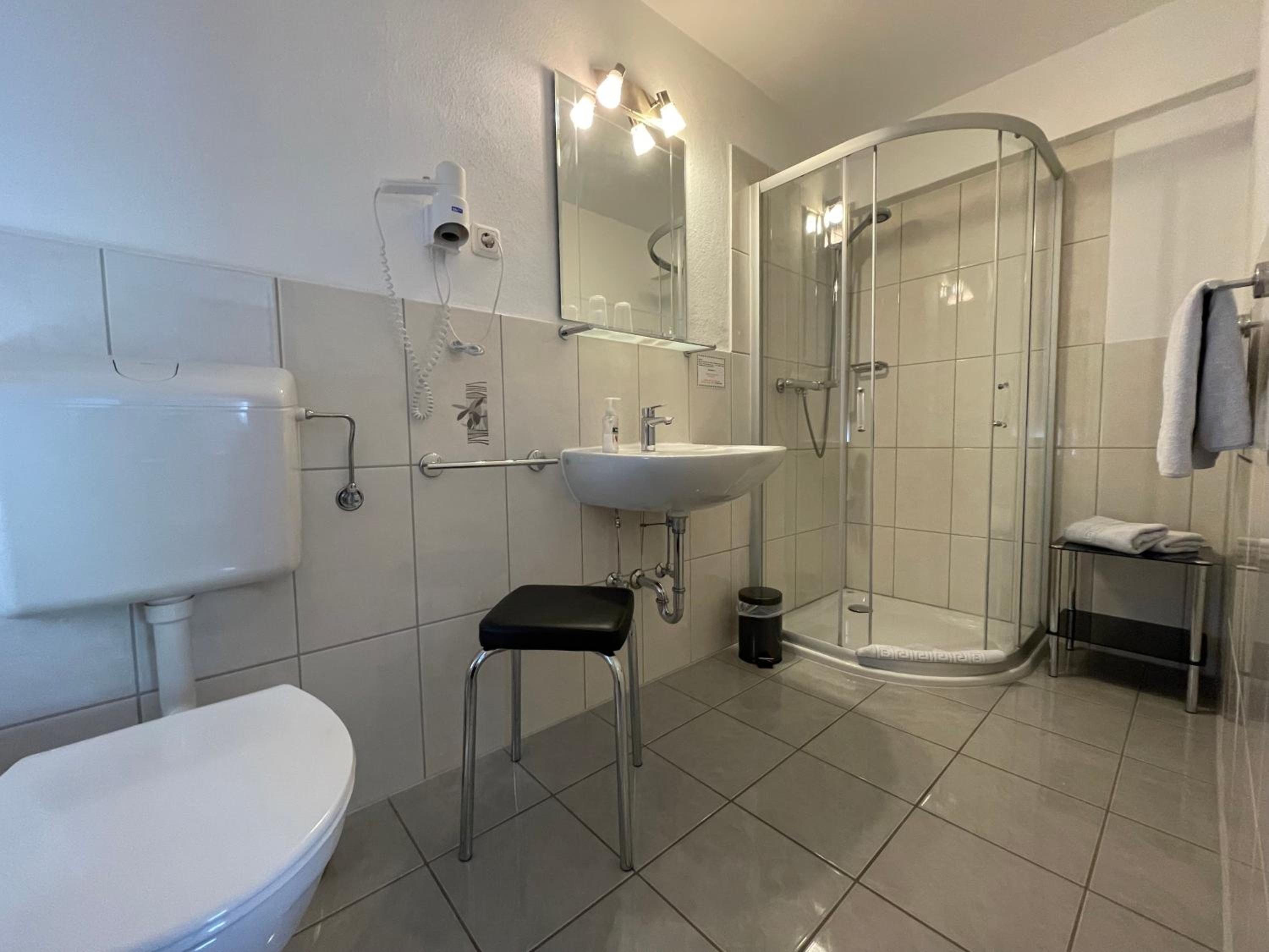 Large Double Room - Photo 8