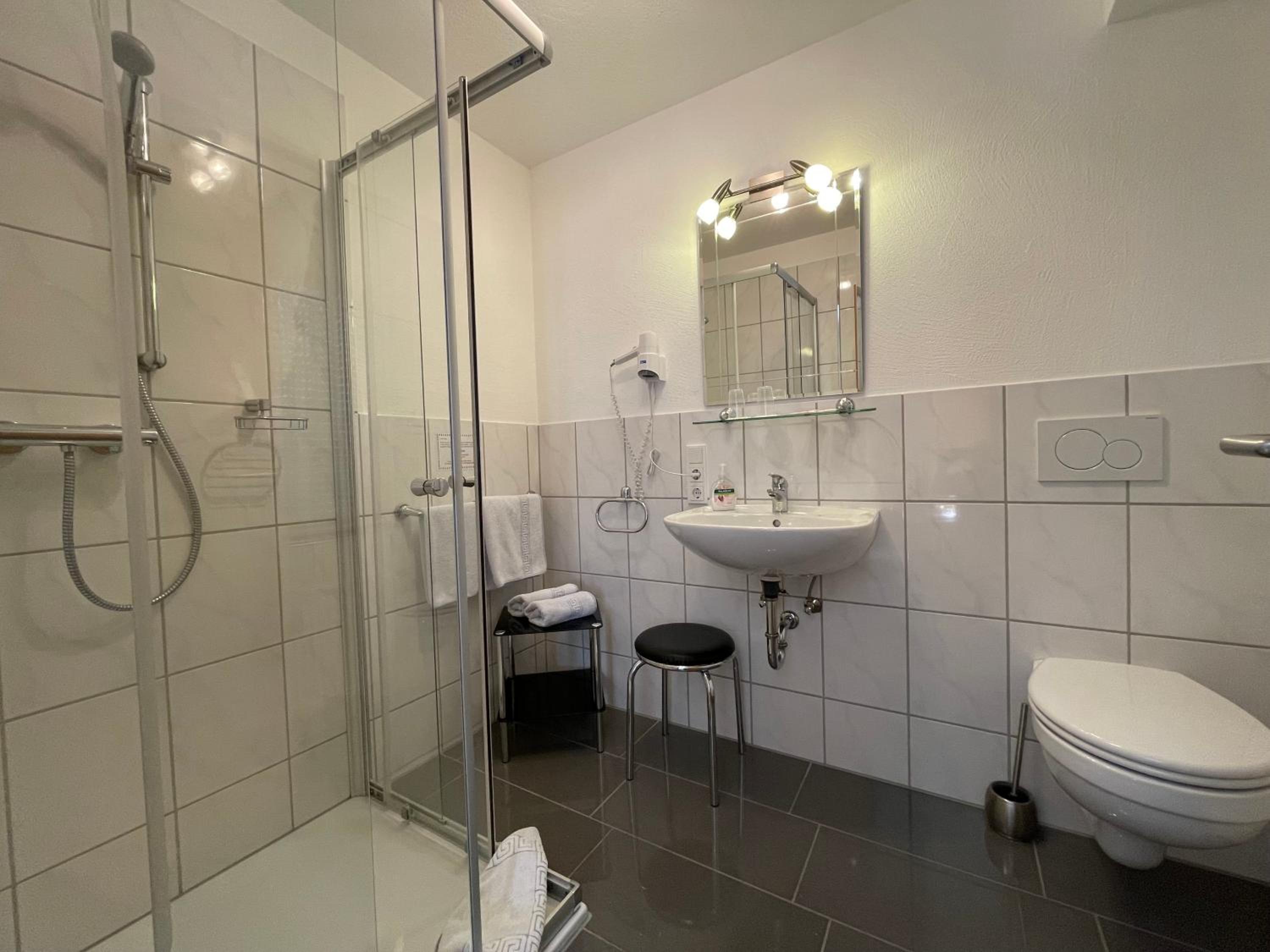 Large Double Room - Photo 5