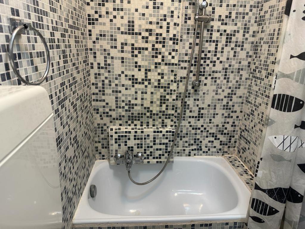 Family Room with Private Bathroom photo 3