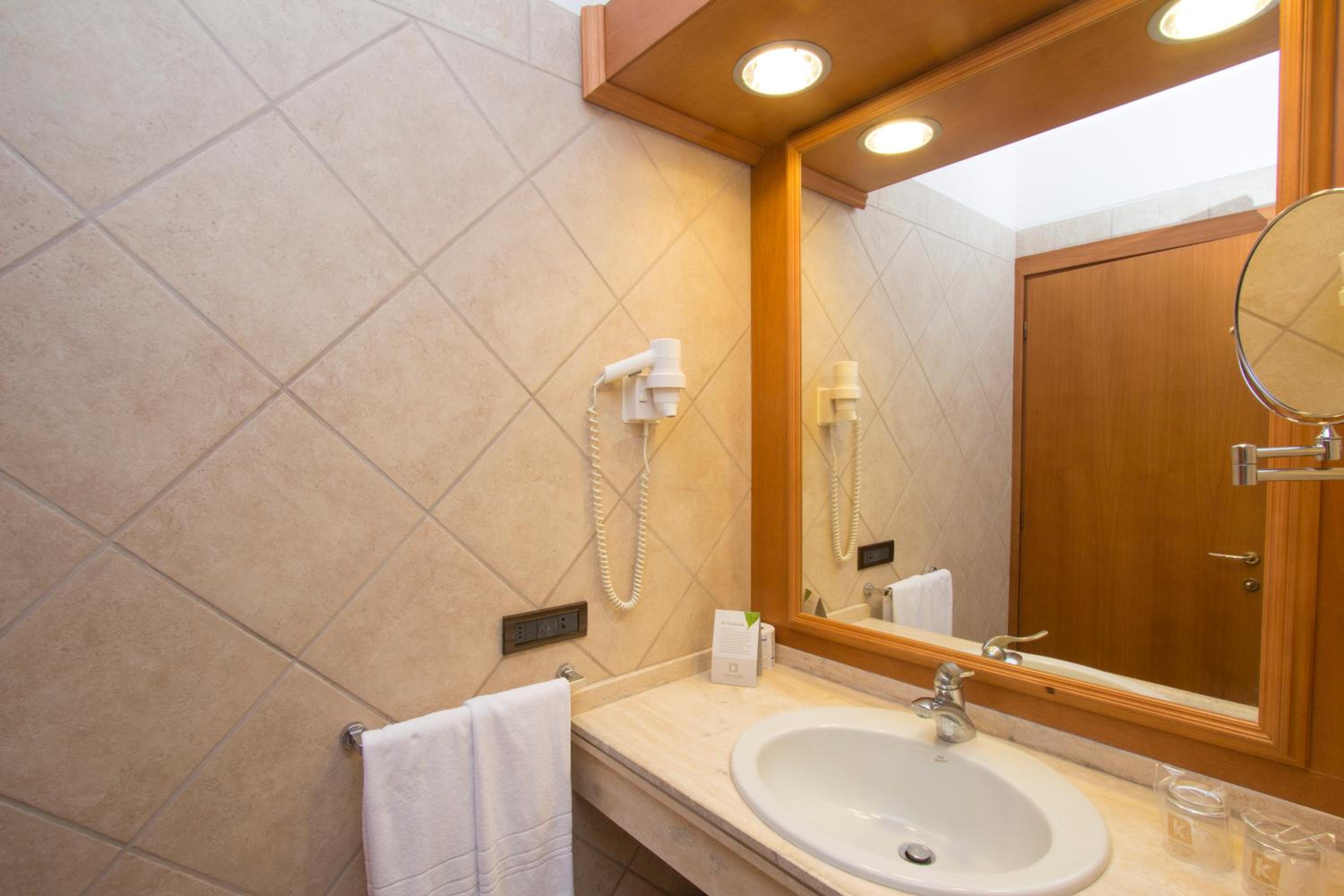 Double or Twin Room - Photo 3