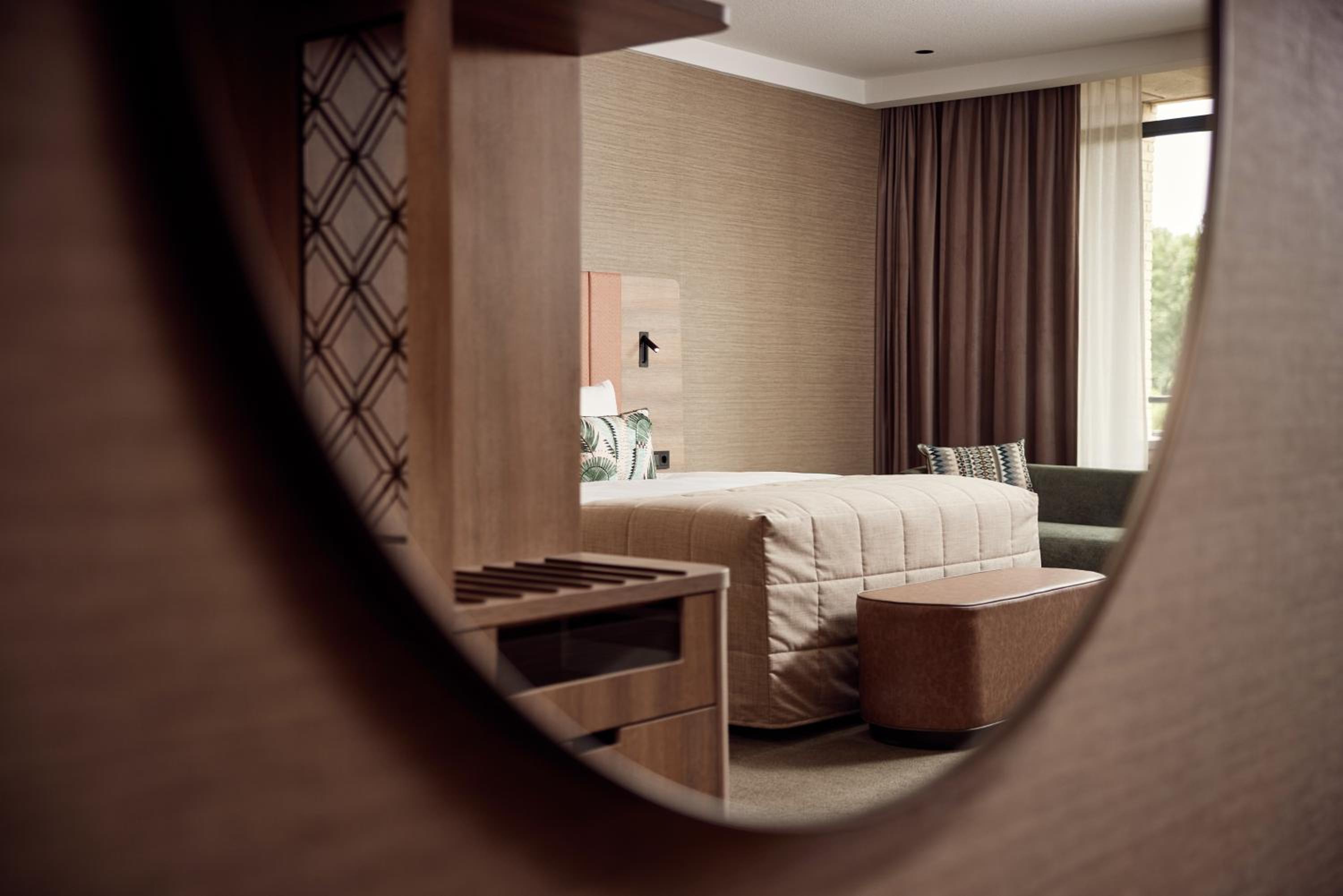 Deluxe Family Room with Lake View photo 1