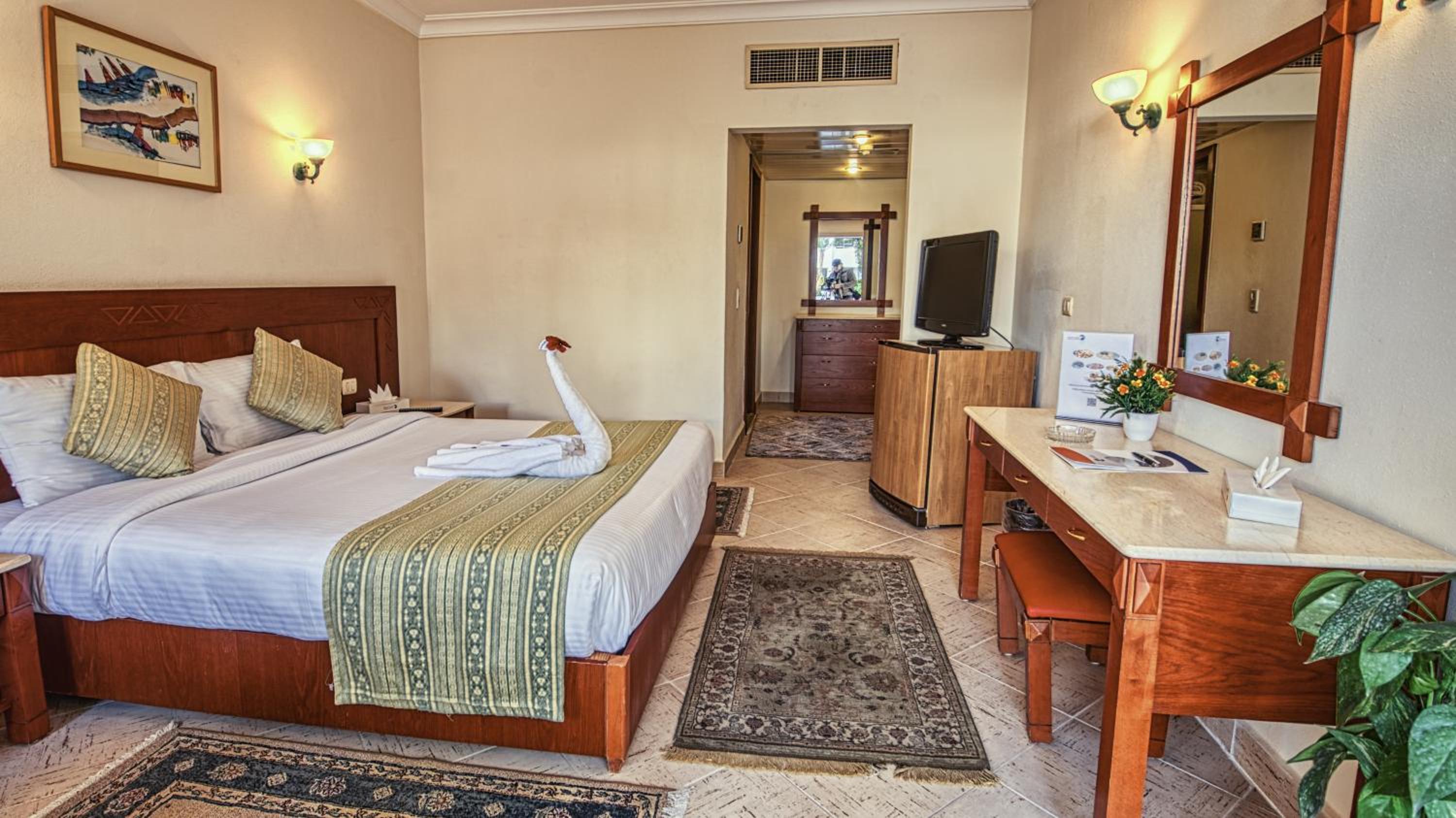 Standard Double Or Twin Room With Garden View - Photo 4