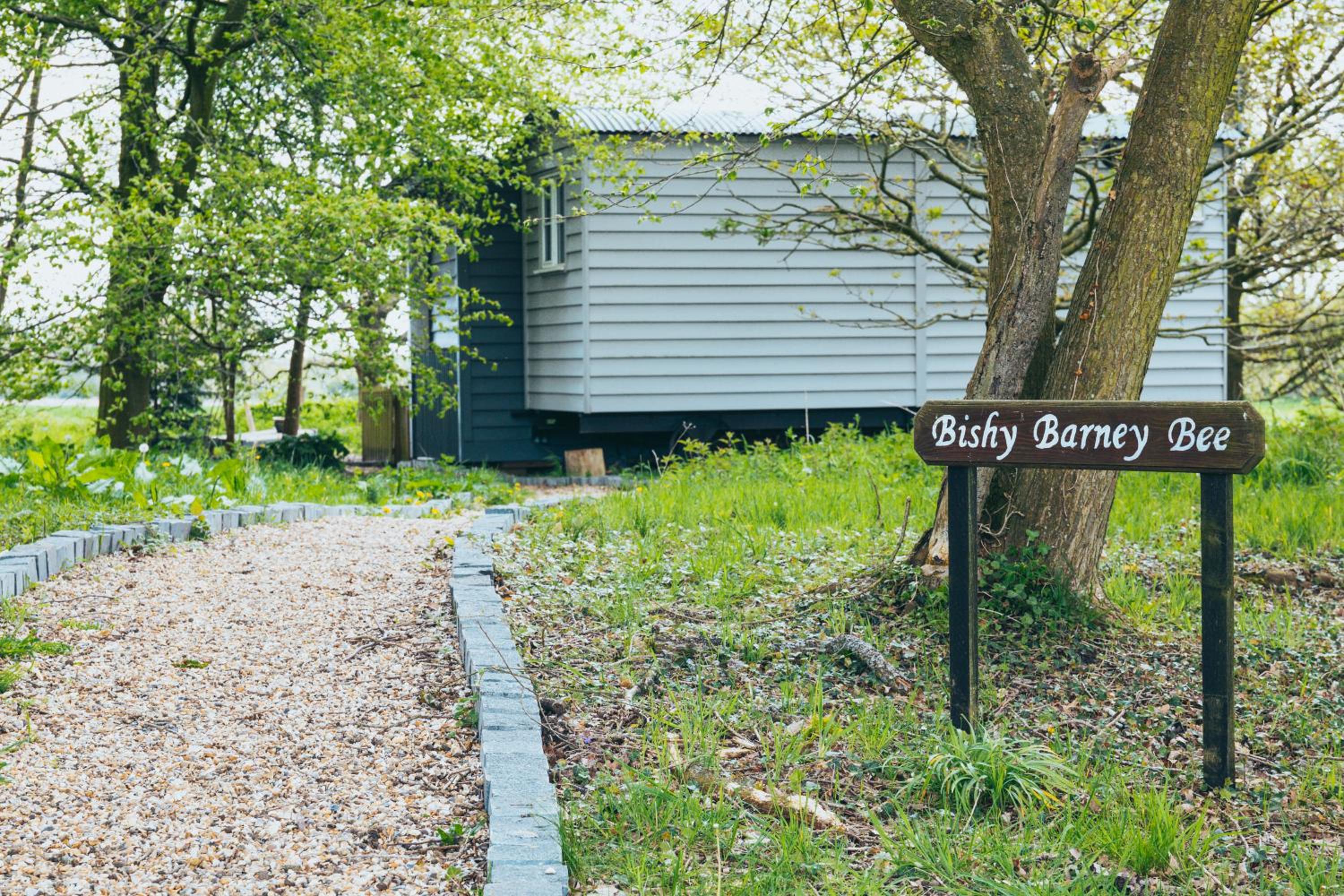 Bishy Barney Bee - Shepherd Hut - Photo 5