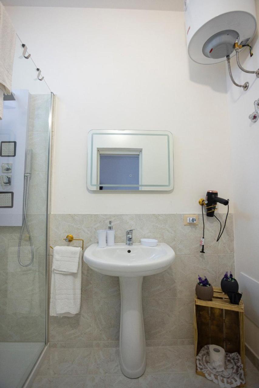 Double Room - Photo 8