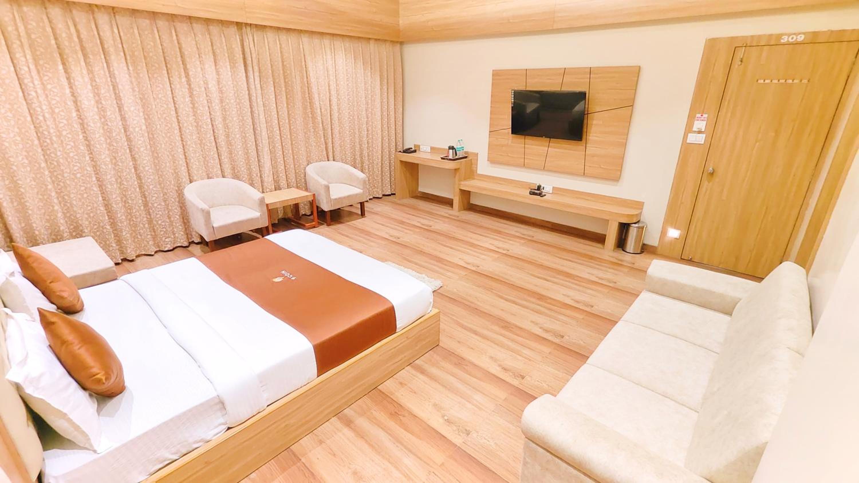 Executive Suite- 984 foot from Temple  photo 3