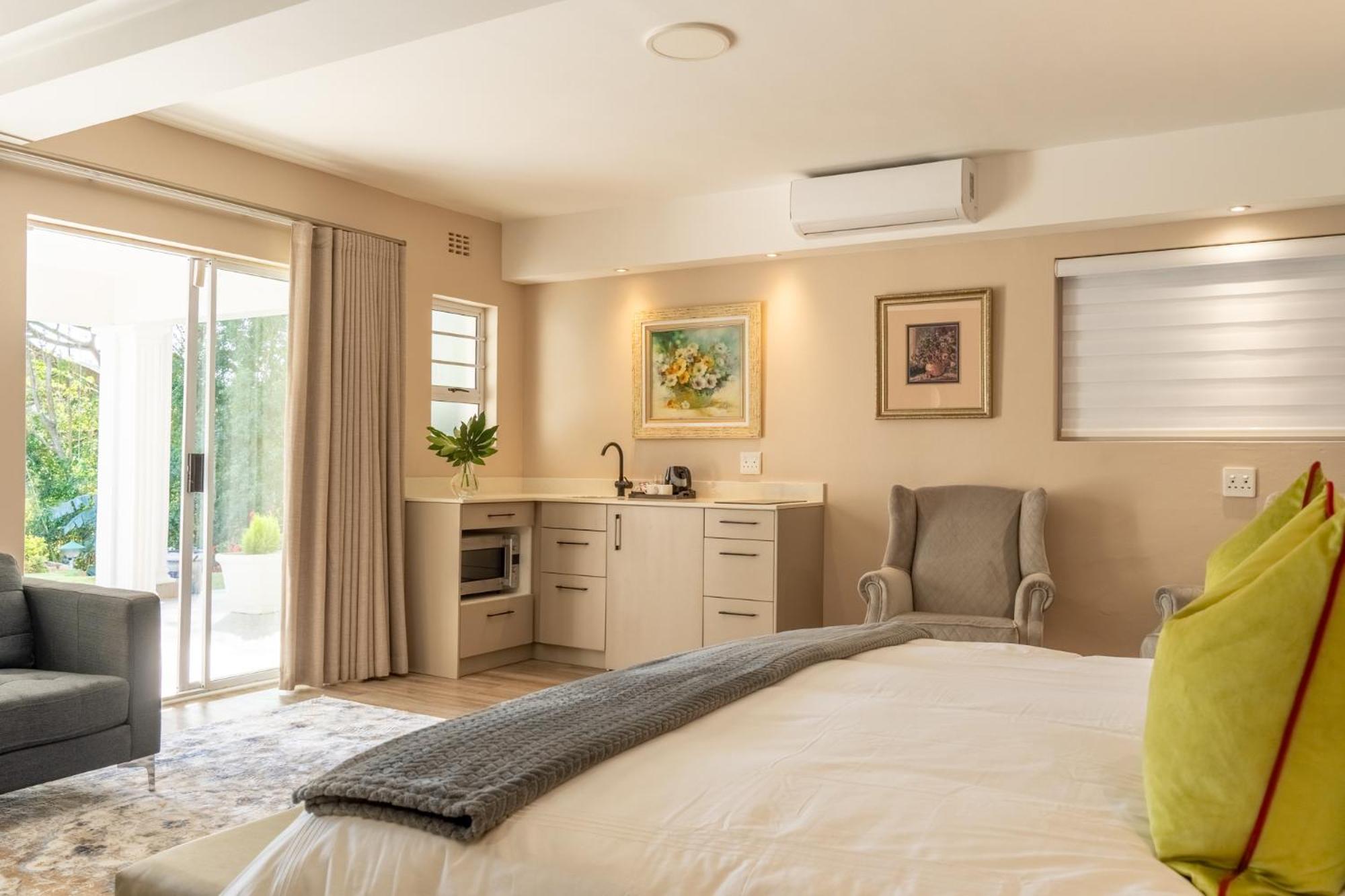 Junior Suite with Pool View photo 3