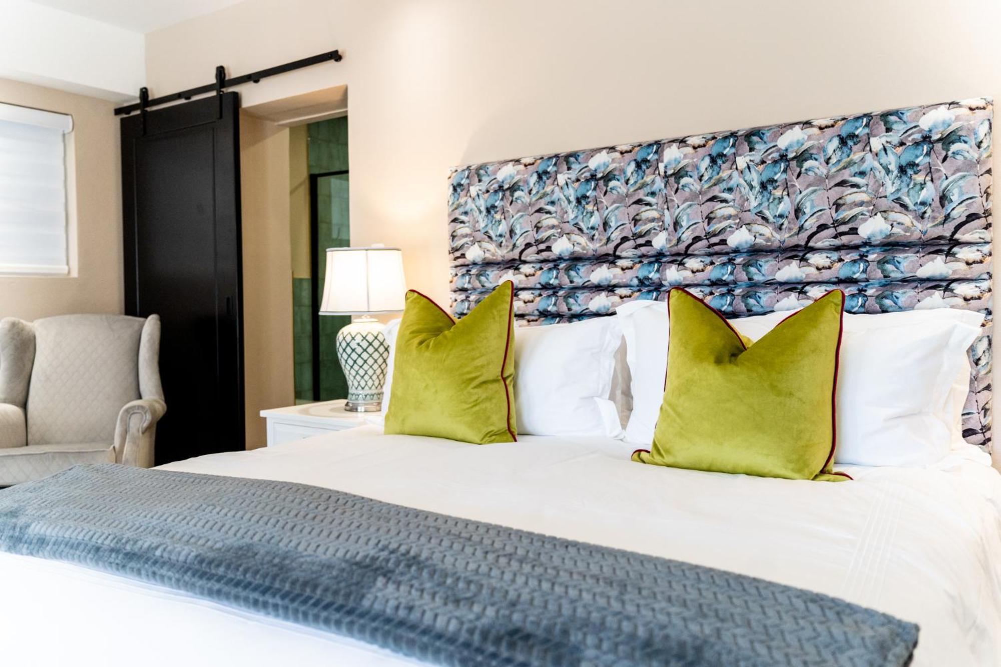 Junior Suite with Pool View photo 2