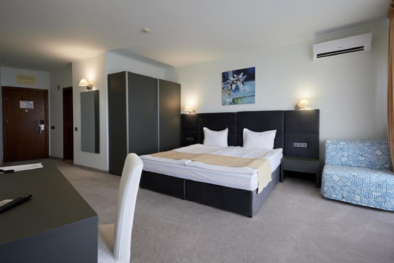 Double or Twin Room with Balcony and Park View	 - Photo 2
