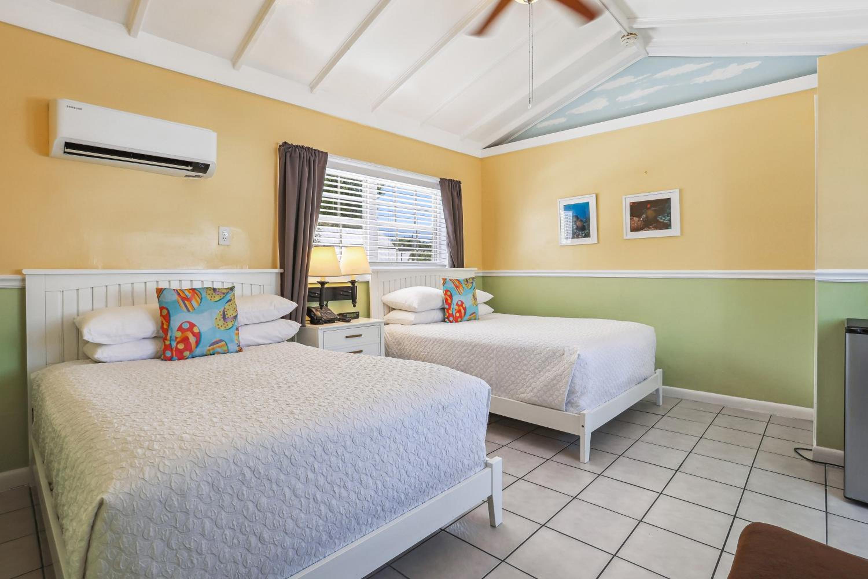 Double Room with Two Double Beds - Photo 12