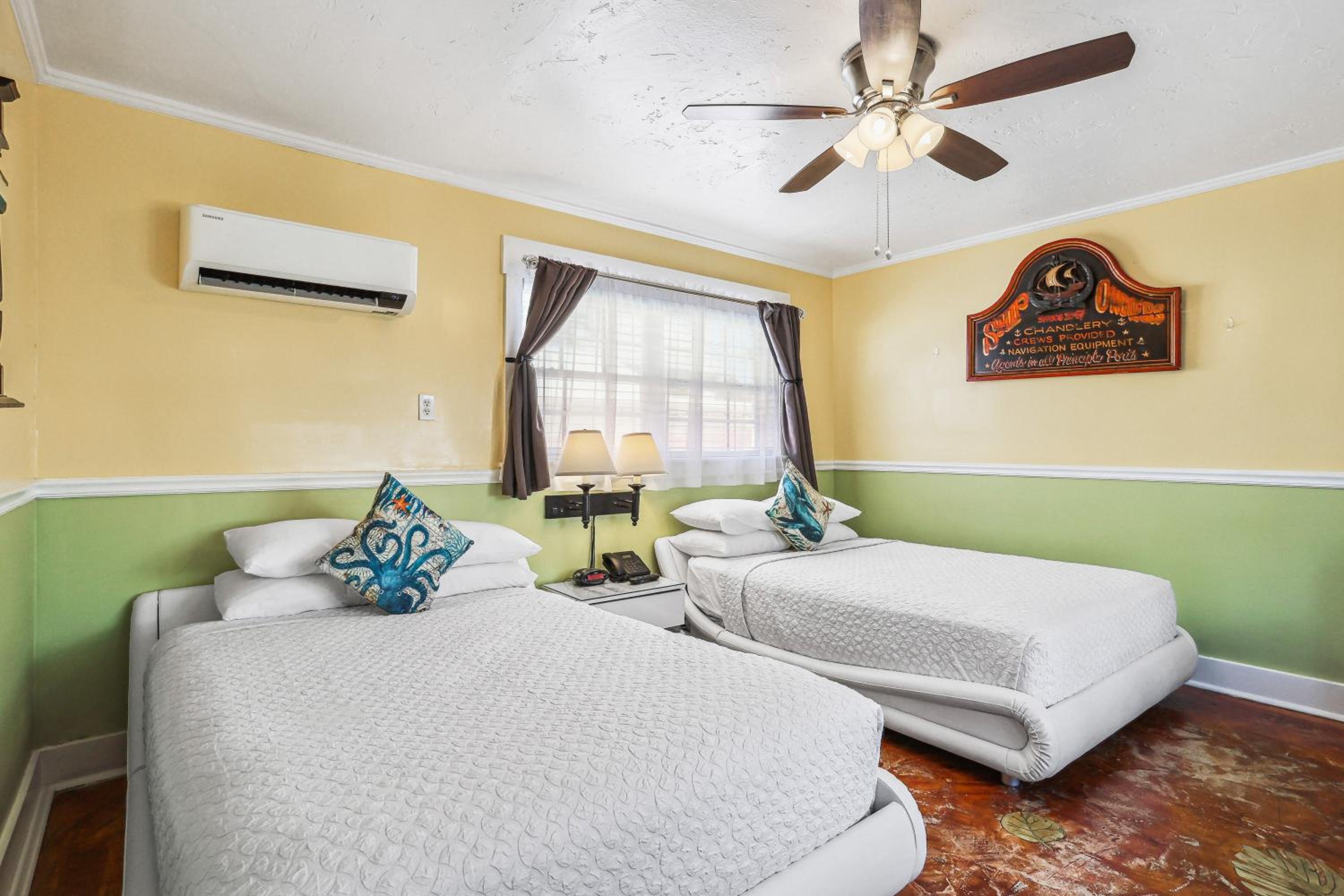 Double Room with Two Double Beds - Photo 11