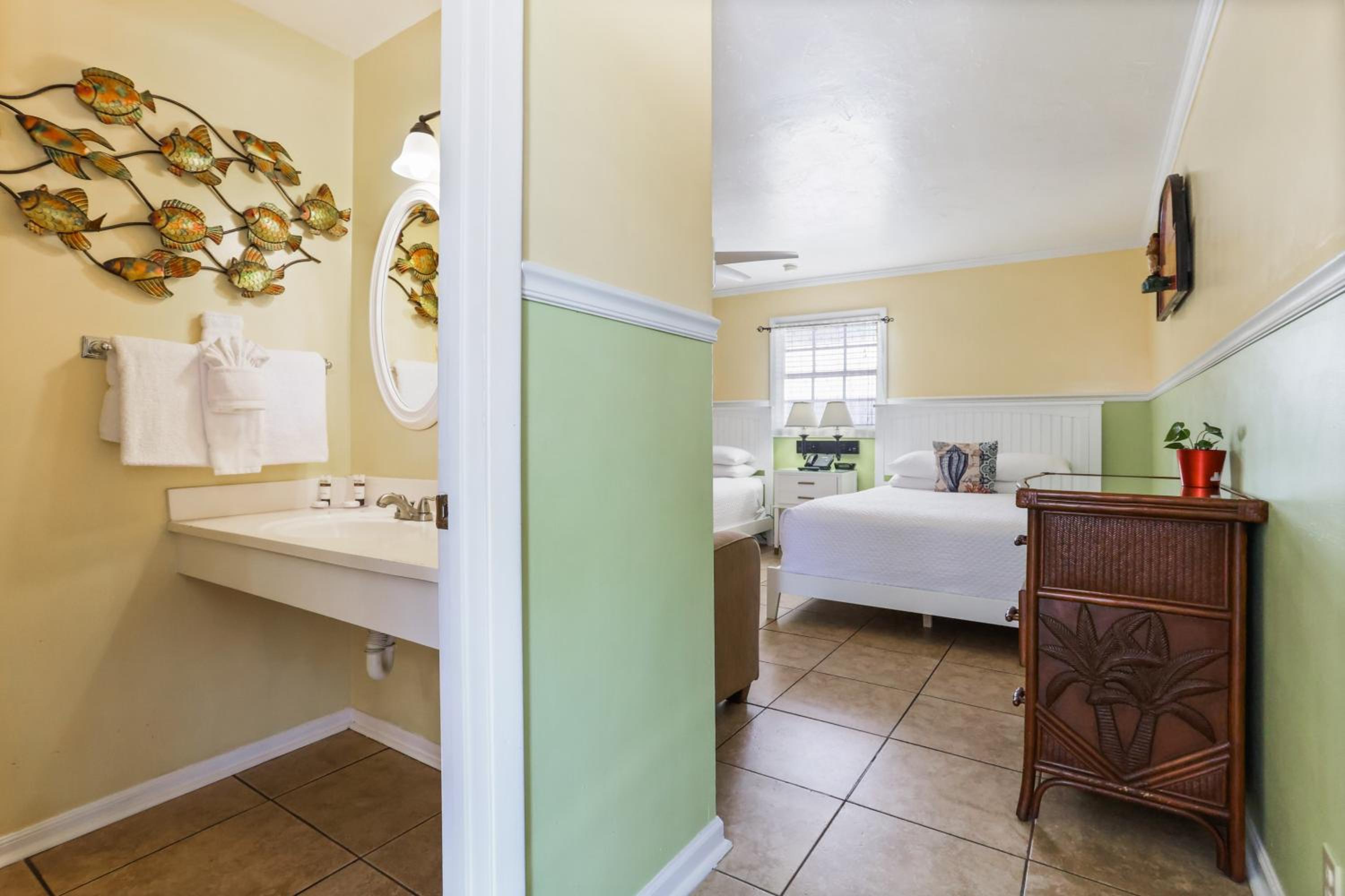 Standard Queen Room with Two Queen Beds - Photo 2