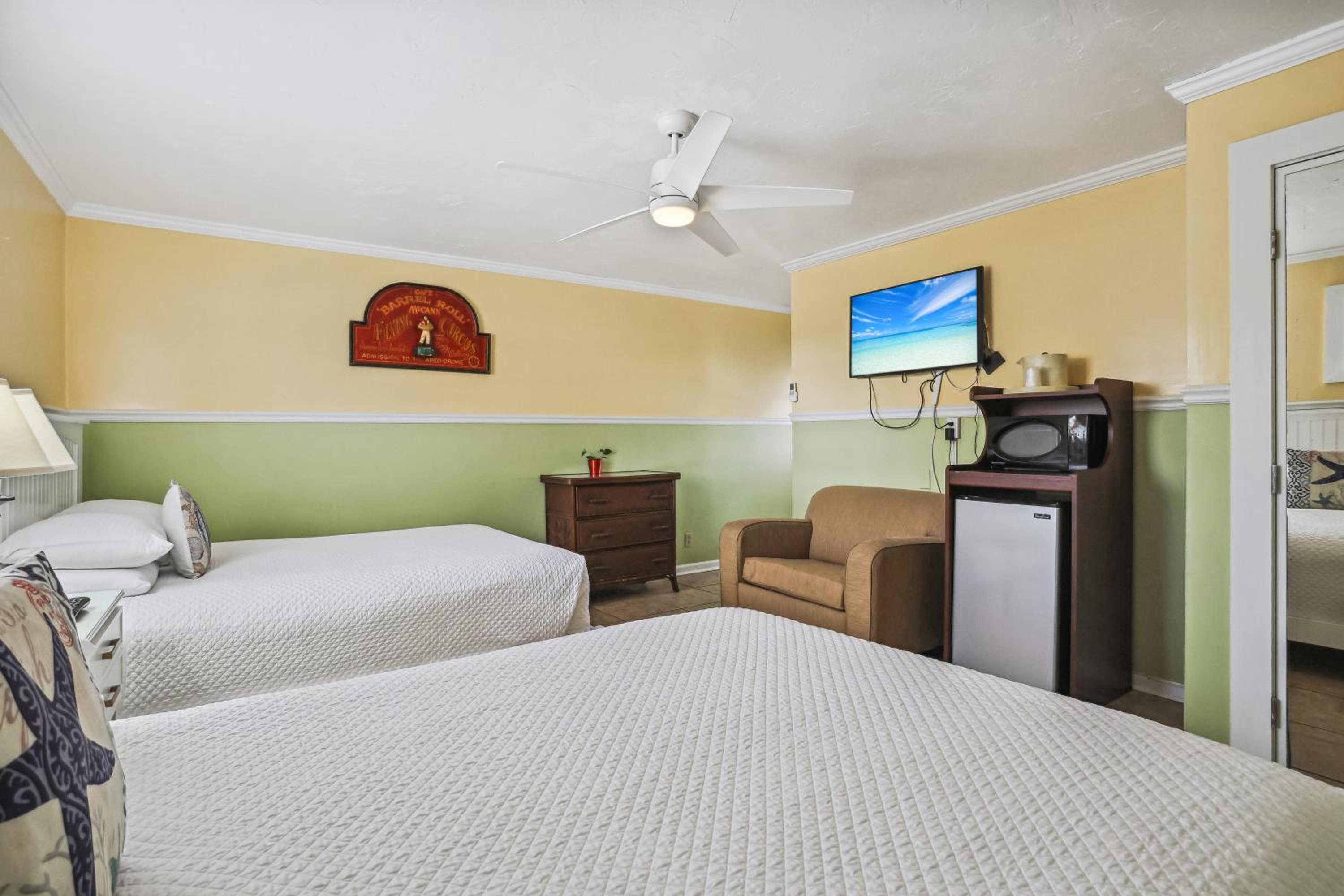 Standard Queen Room with Two Queen Beds - Photo 9