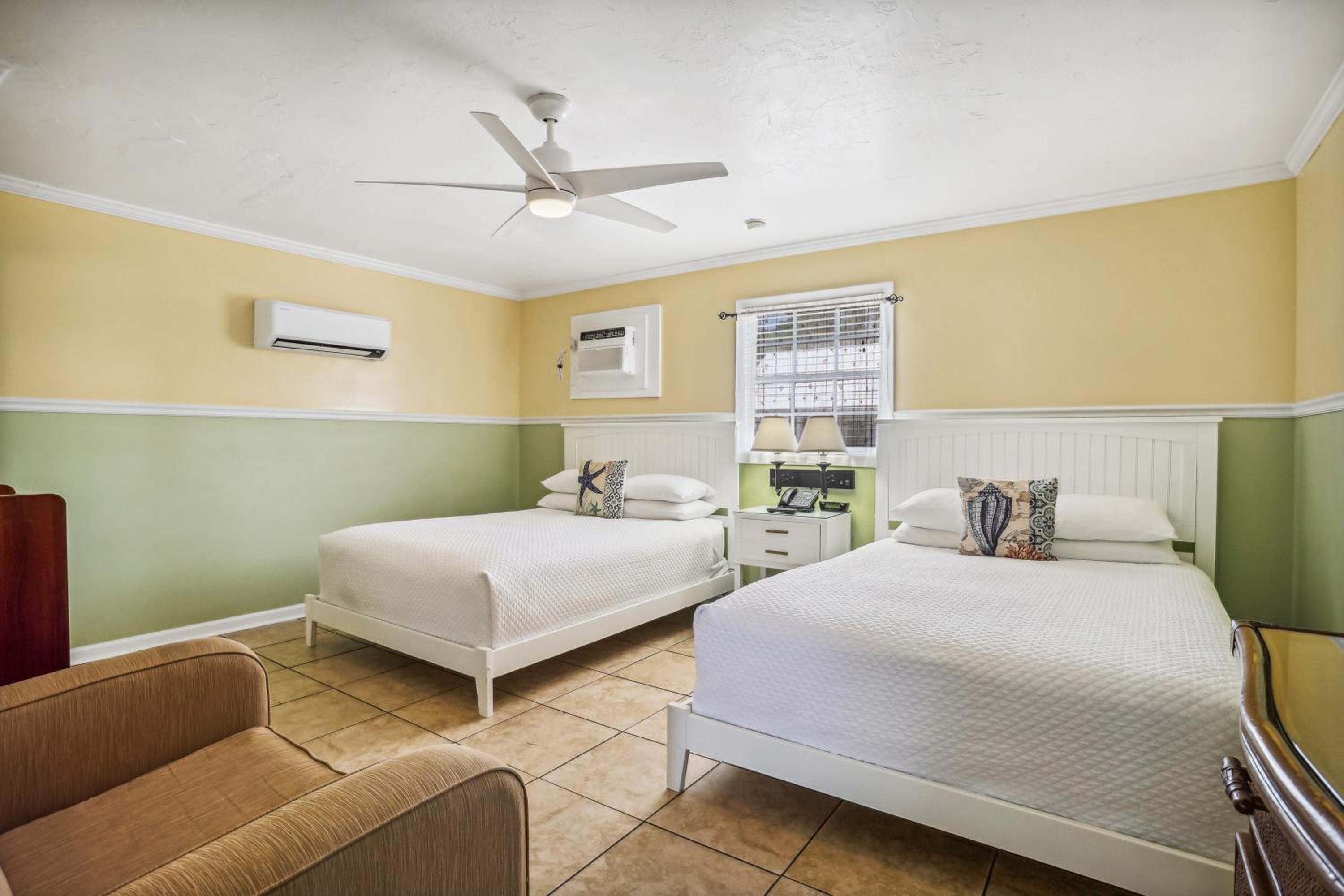 Double Room with Two Double Beds - Photo 9