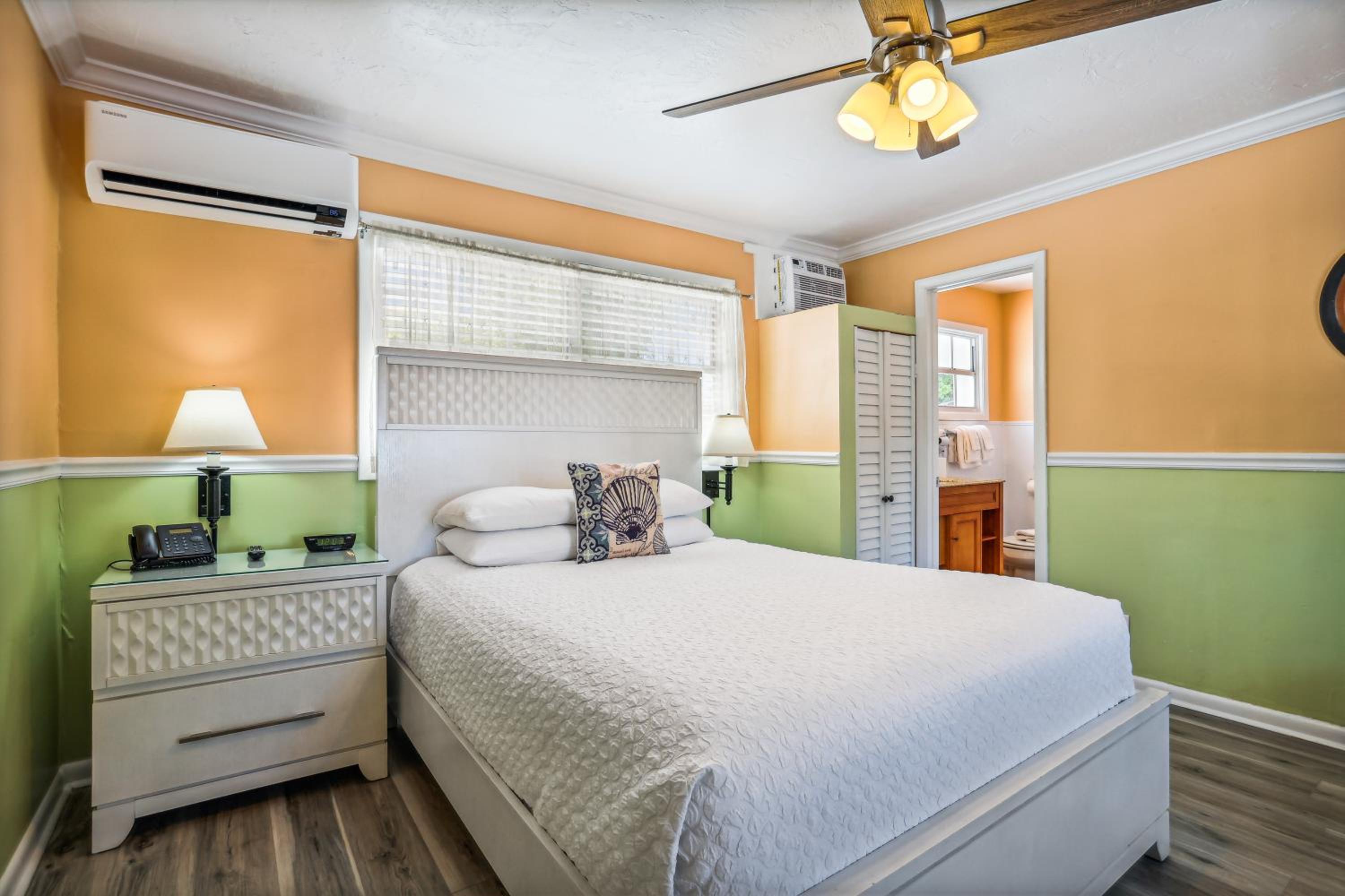 Queen Room - Photo 13