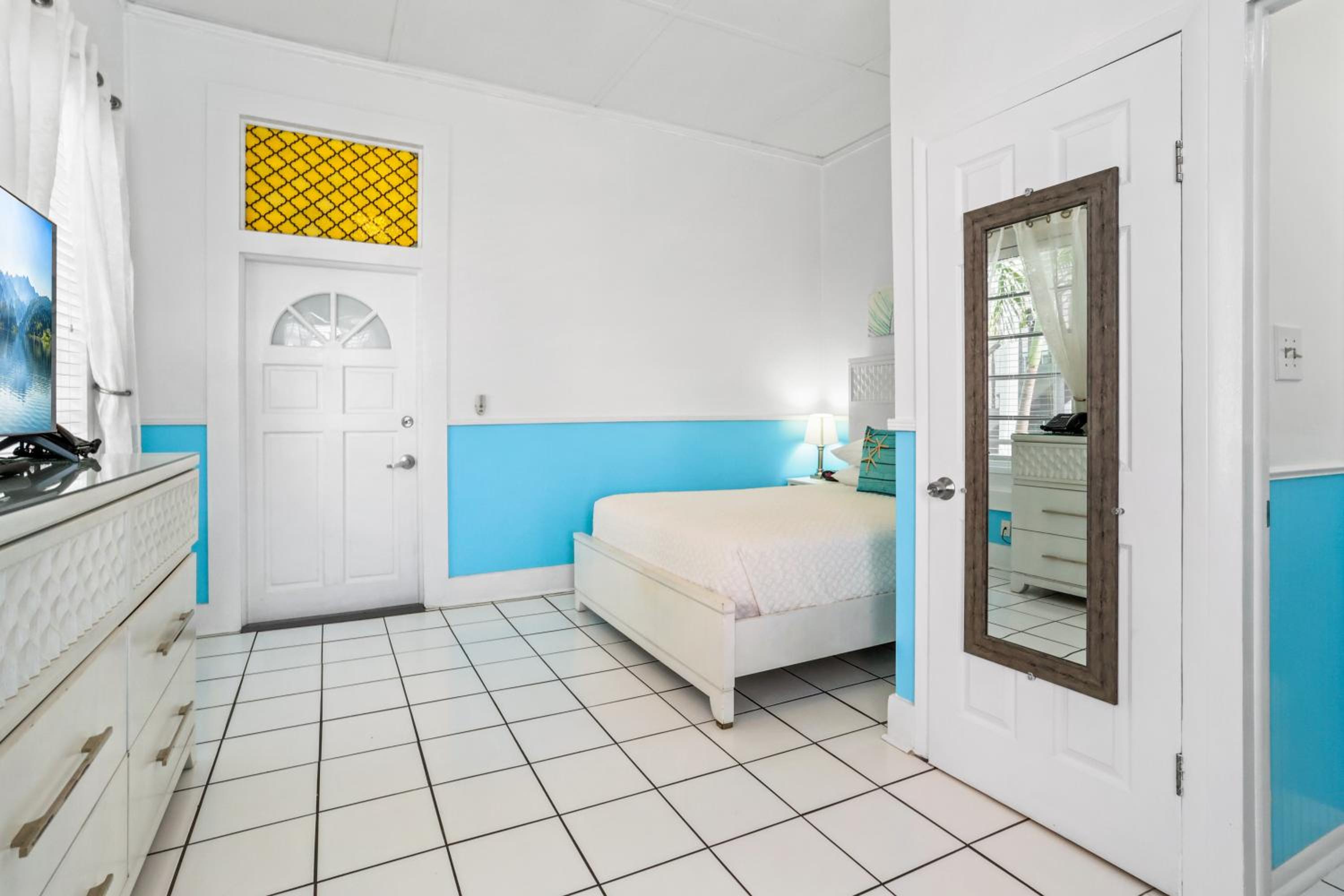 Queen Room - Photo 15