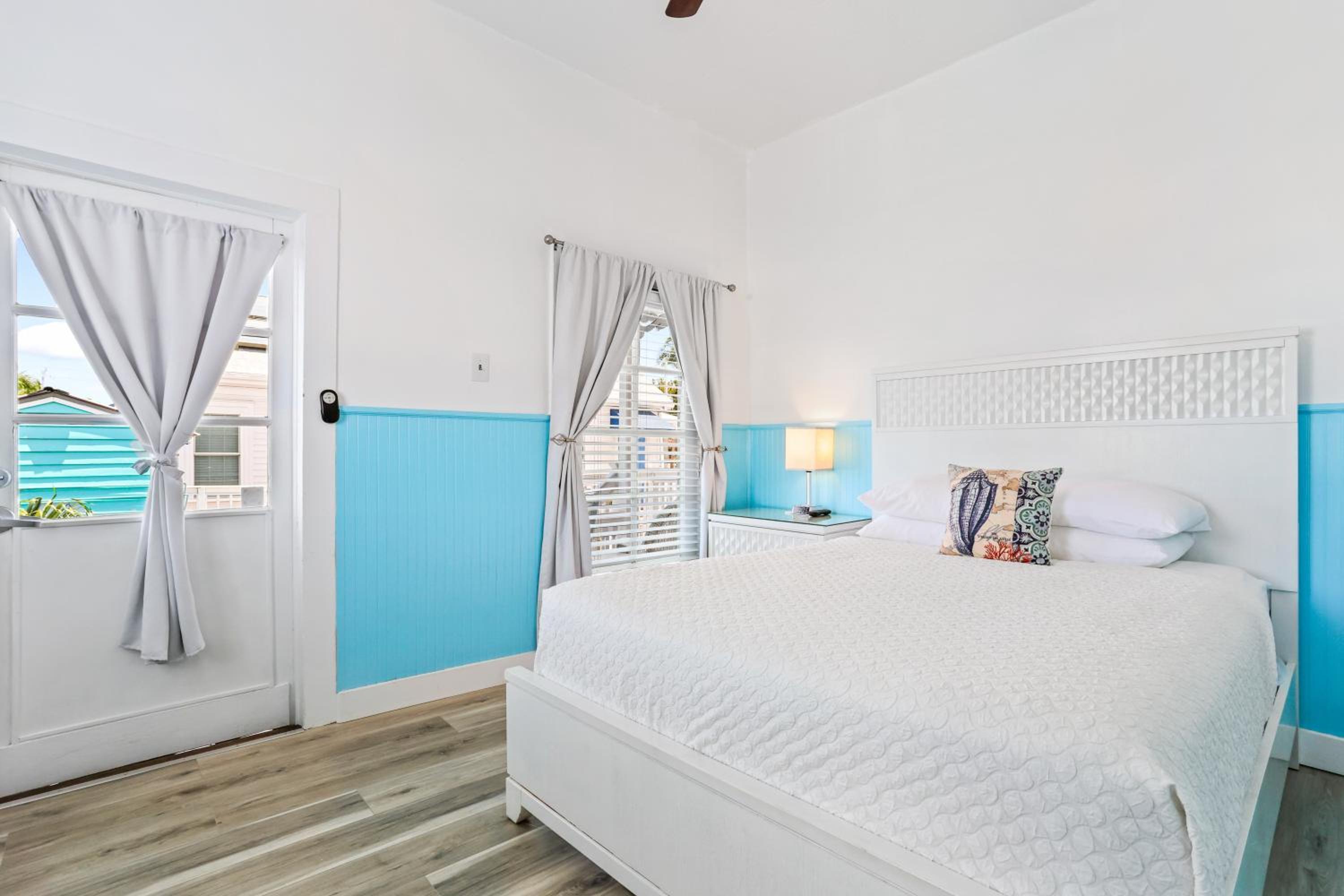 Queen Room - Photo 18
