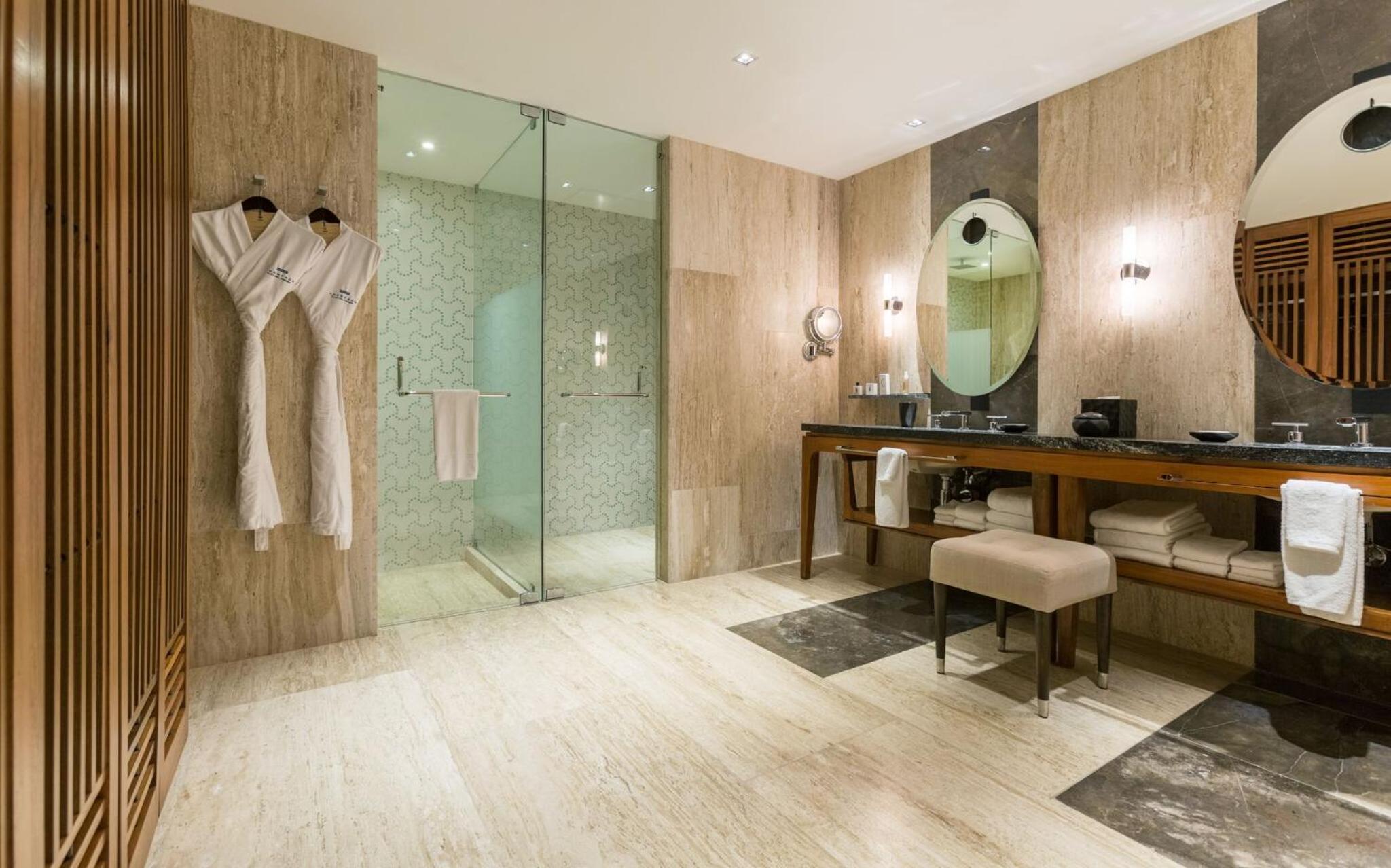 Queen Room with Two Queen Beds and Balcony - Downtown House