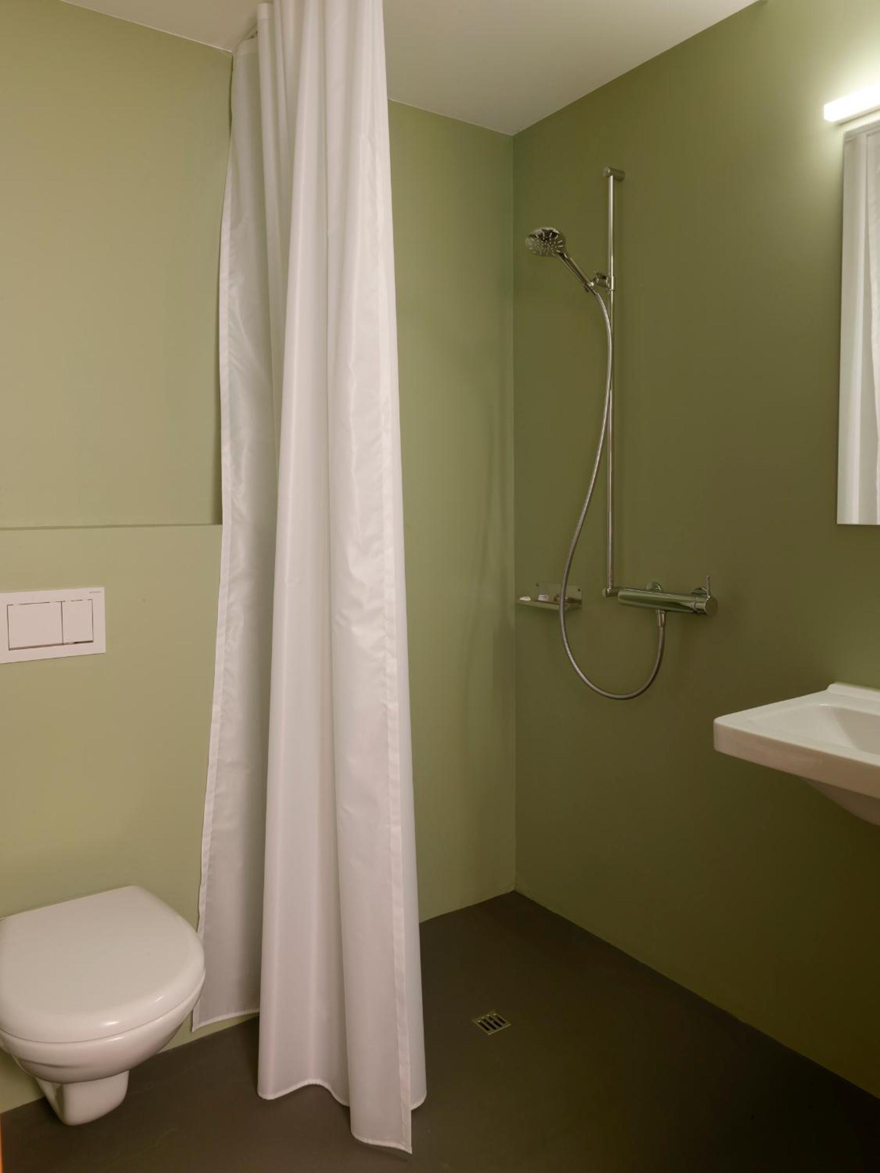 Double Room with Private Bathroom - Photo 2
