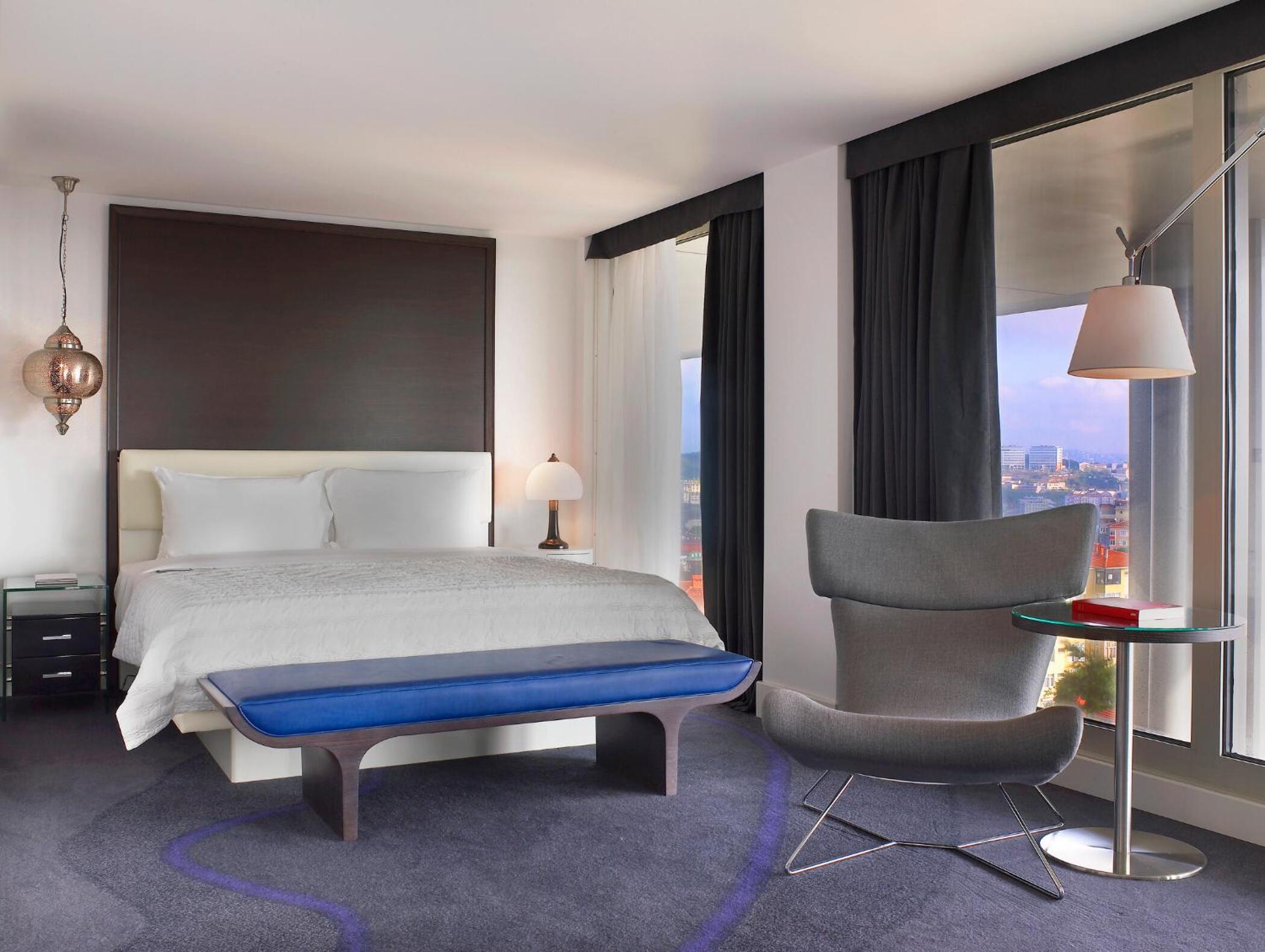 Corner King Suite with City View - Club Lounge Access