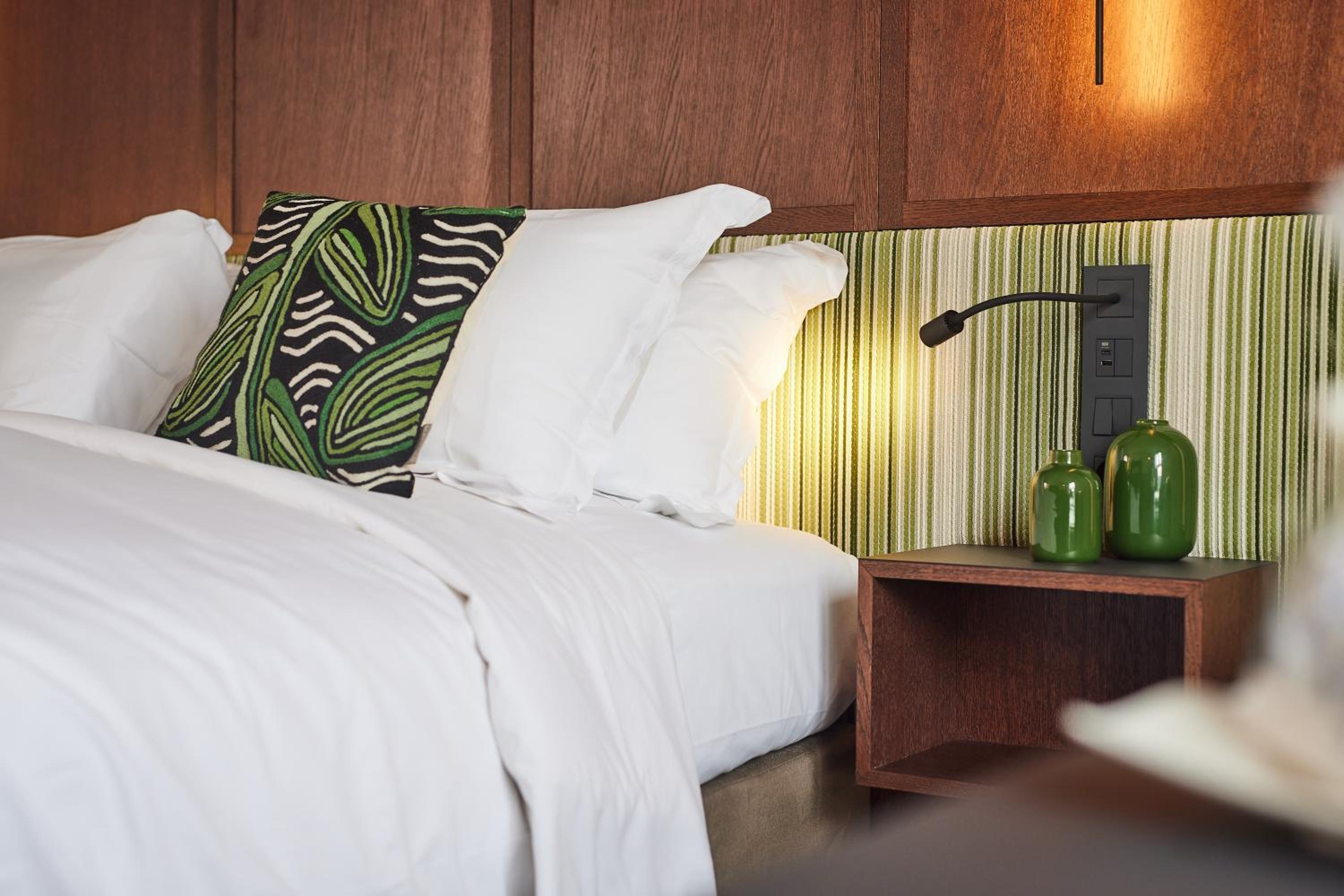 Deluxe King Room with Garden View - Photo 18