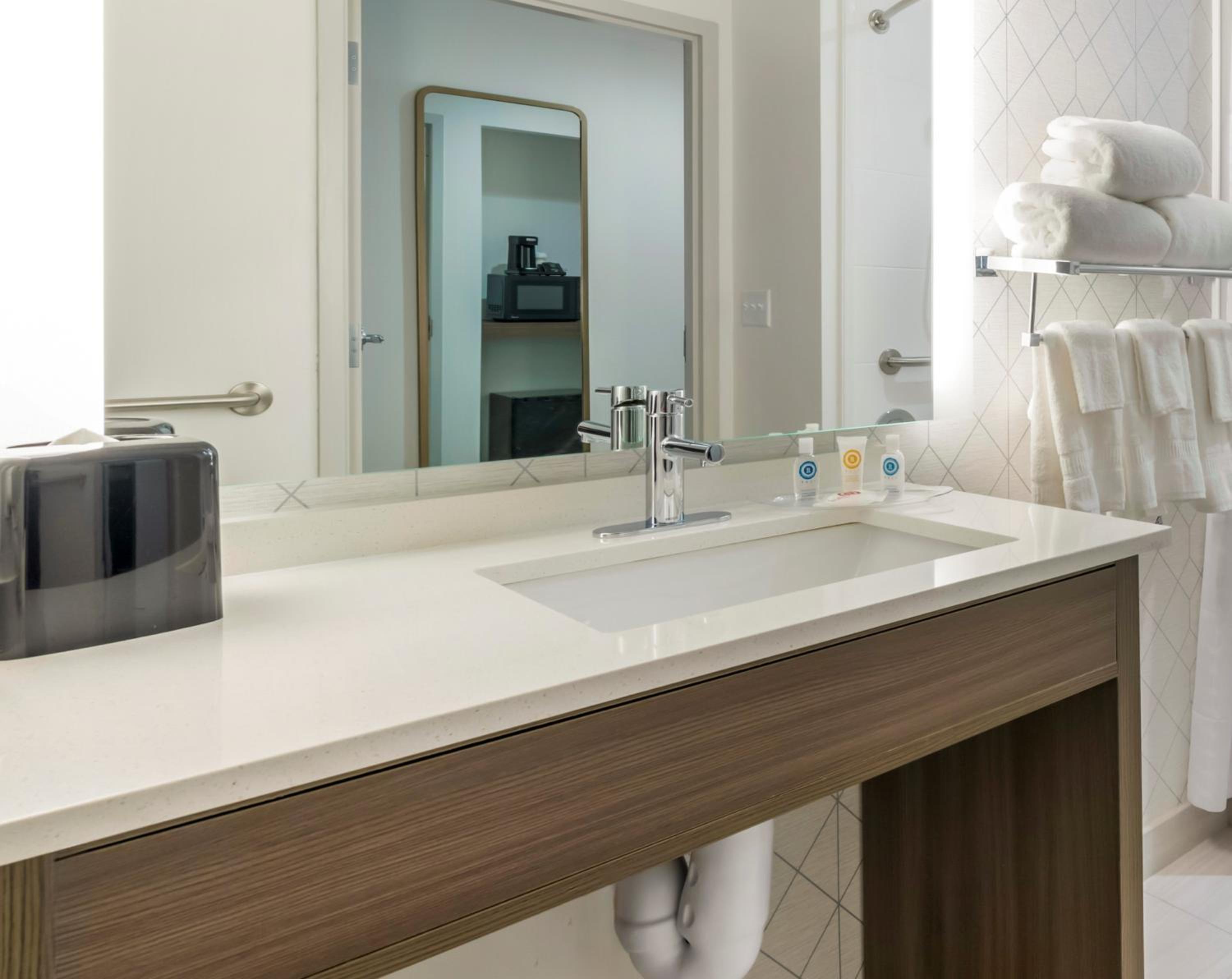 King Suite with Roll-In Shower - Disability Access/Non Smoking - Photo 3