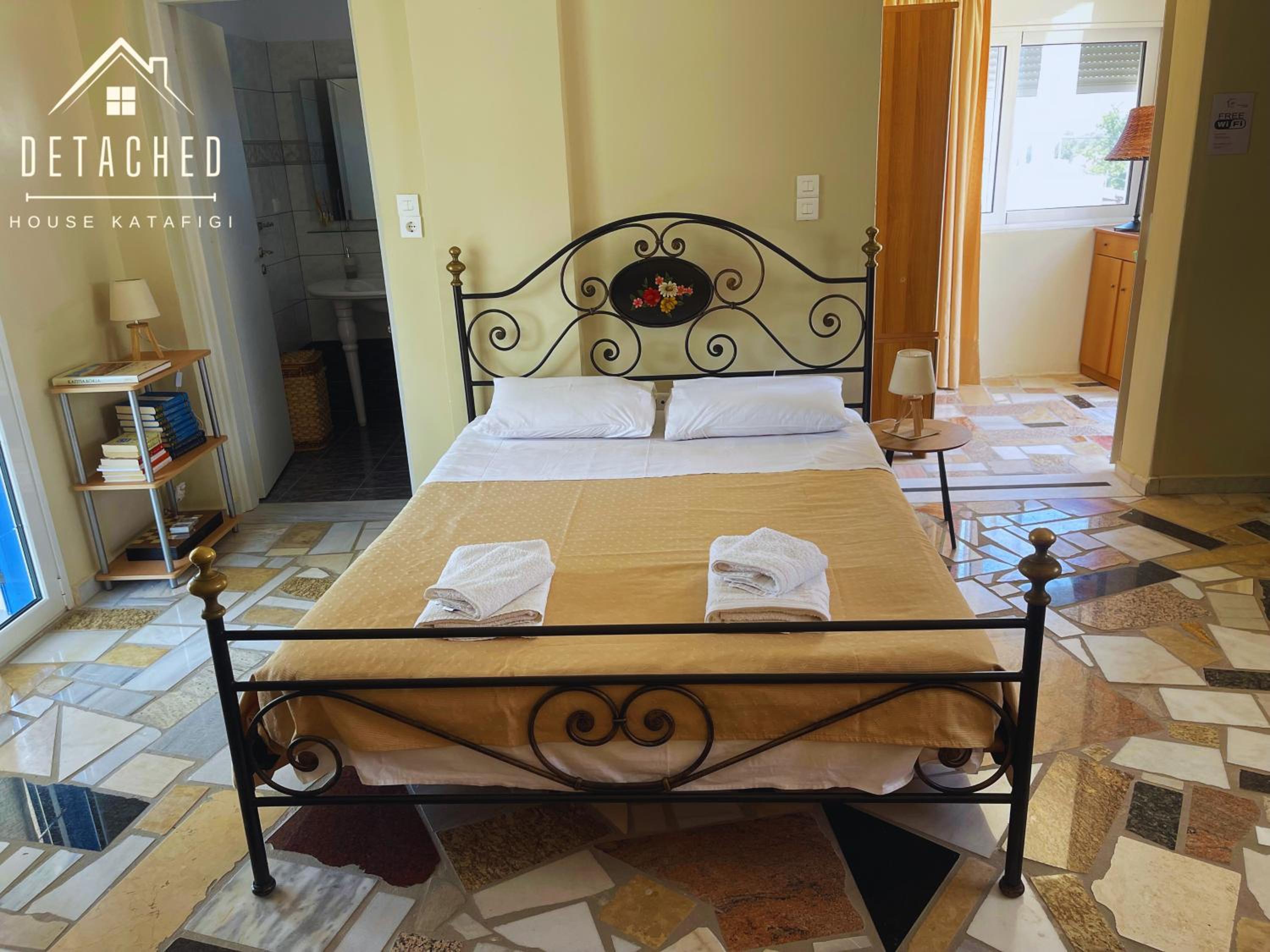 One-Bedroom House - Photo 32