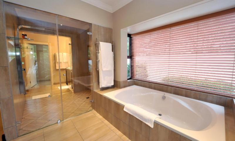 Superior King Suite photo 3