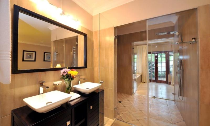 Superior King Suite photo 2