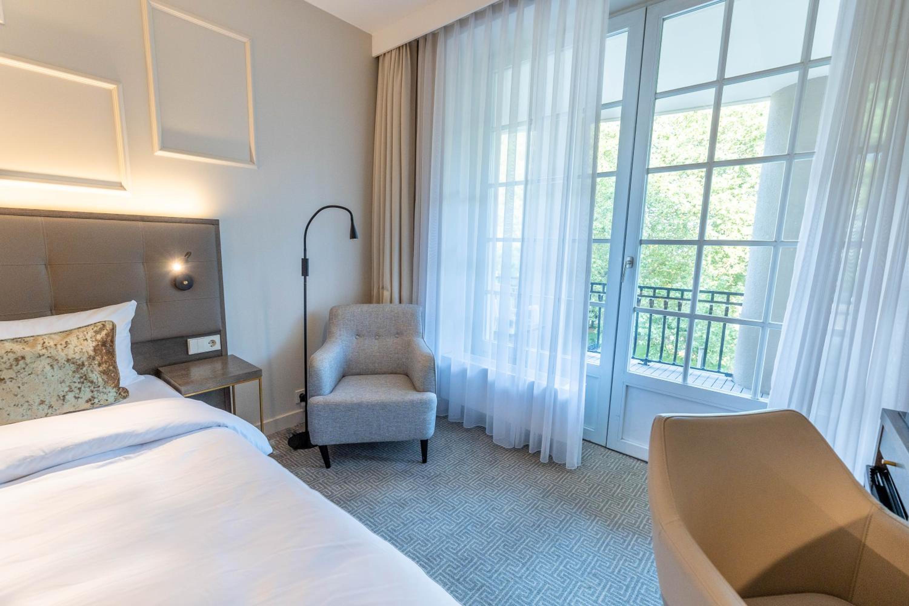 Queen Room with Garden View - Photo 3