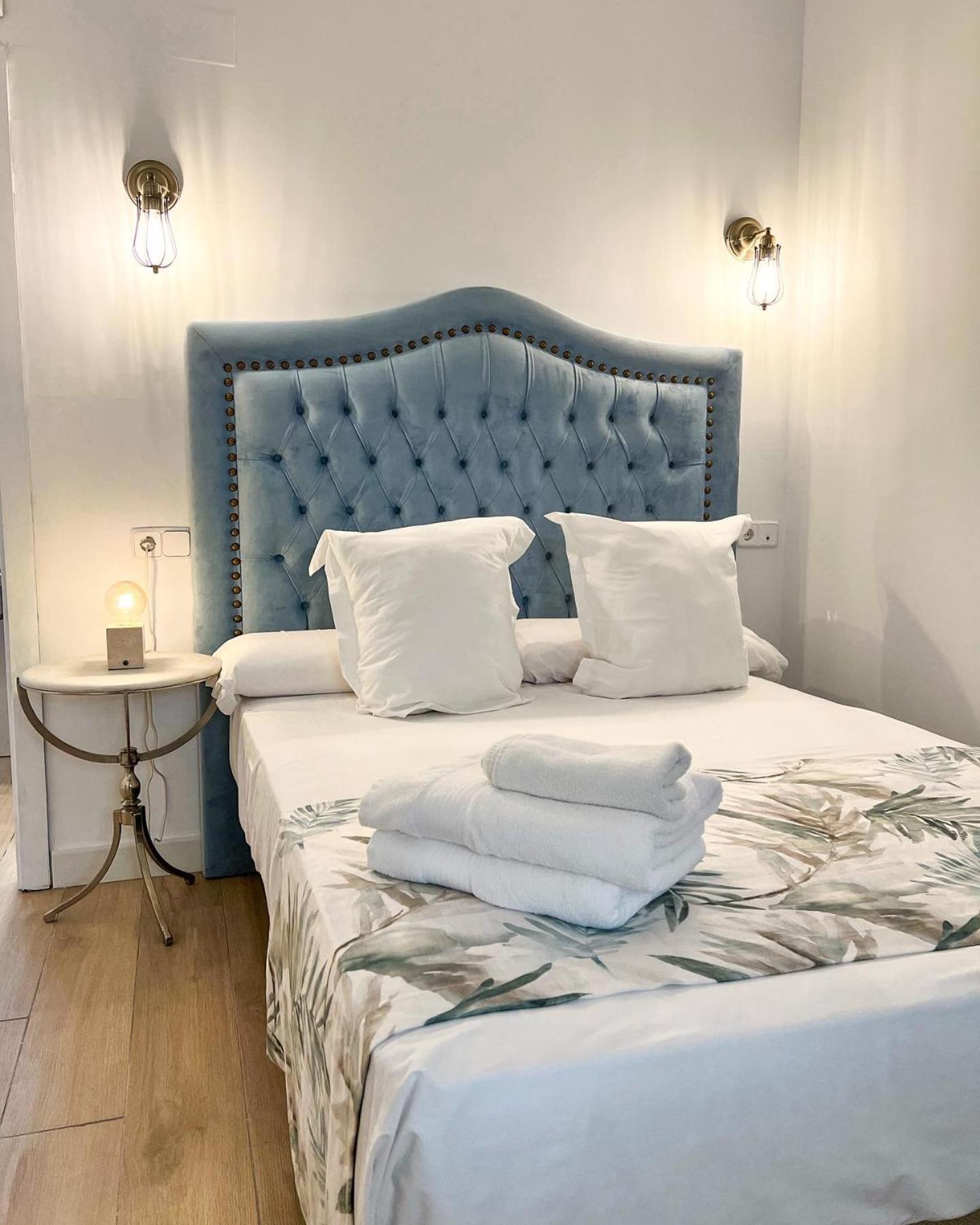 Double Room with Private Bathroom - Photo 17