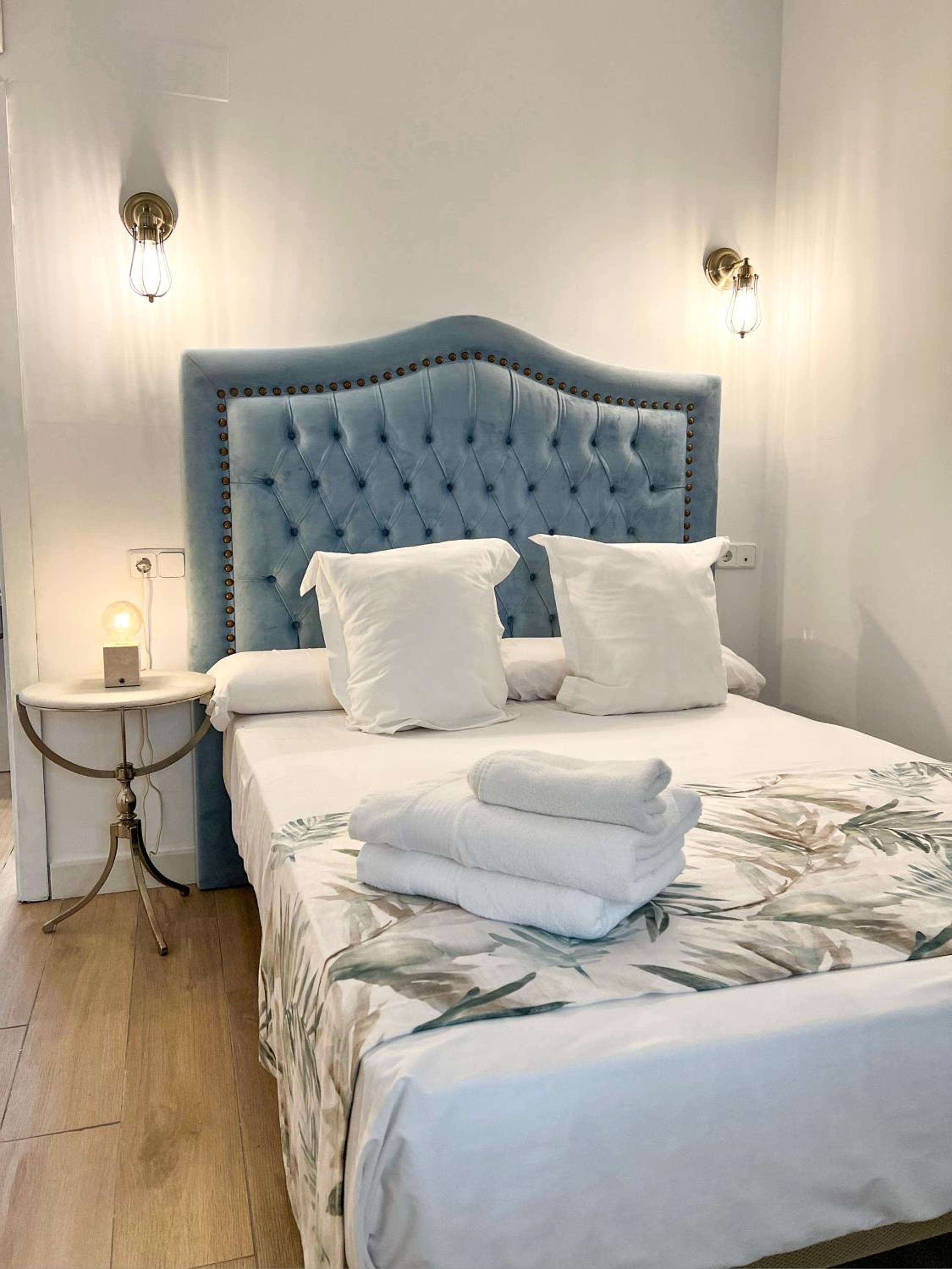 Double Room with Private Bathroom - Photo 12