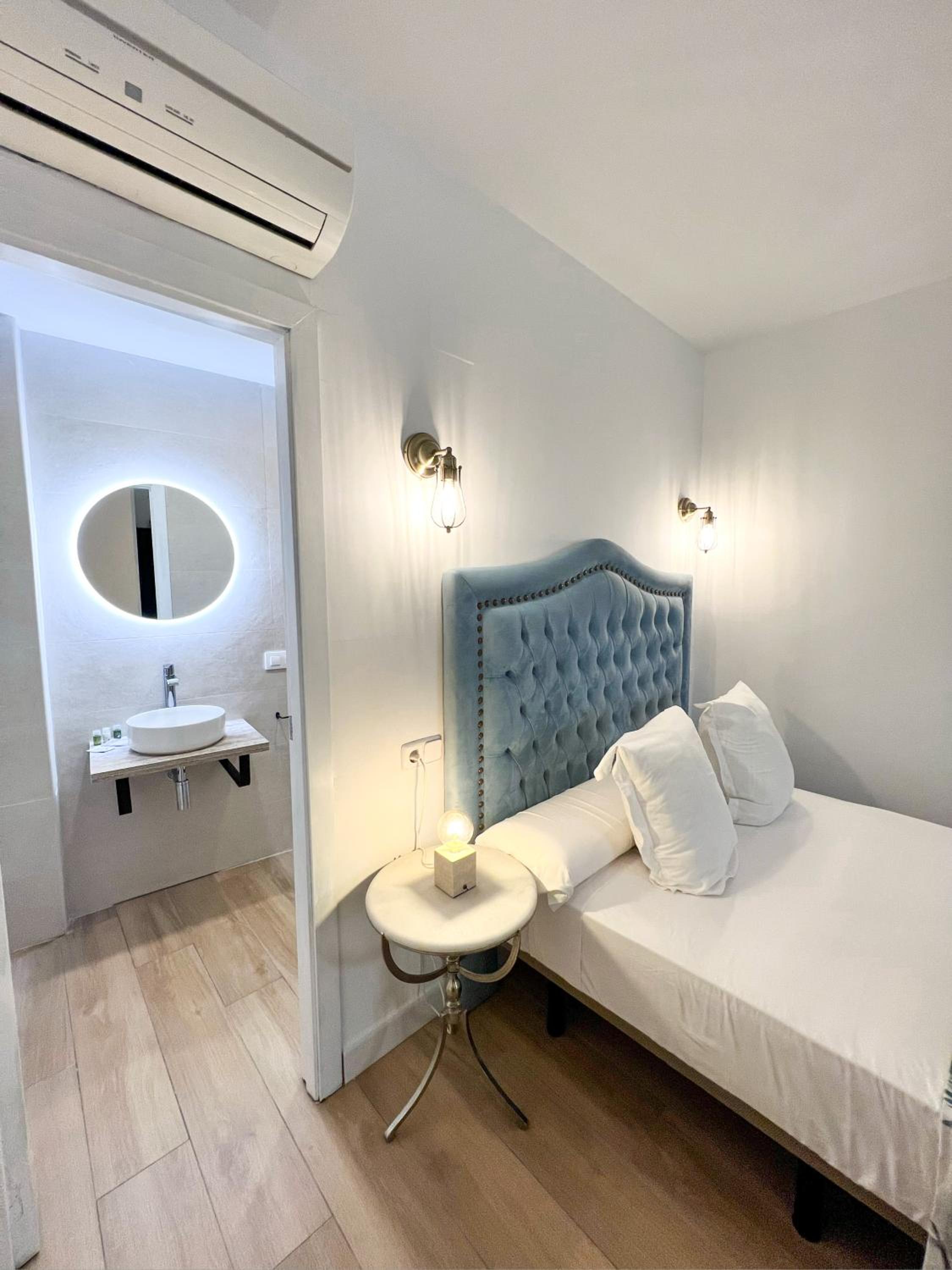 Double Room with Private Bathroom - Photo 16