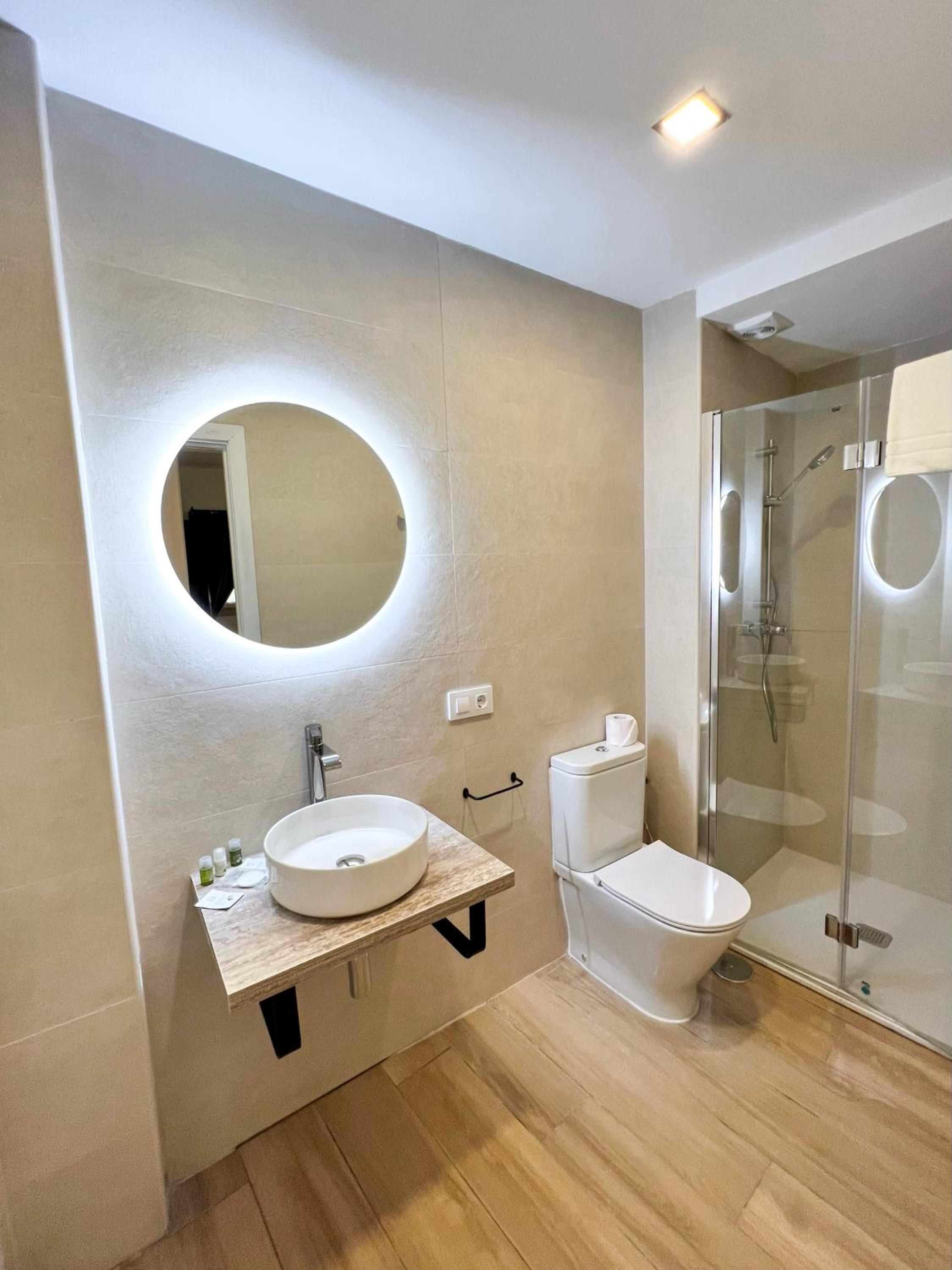 Double Room with Private Bathroom - Photo 5