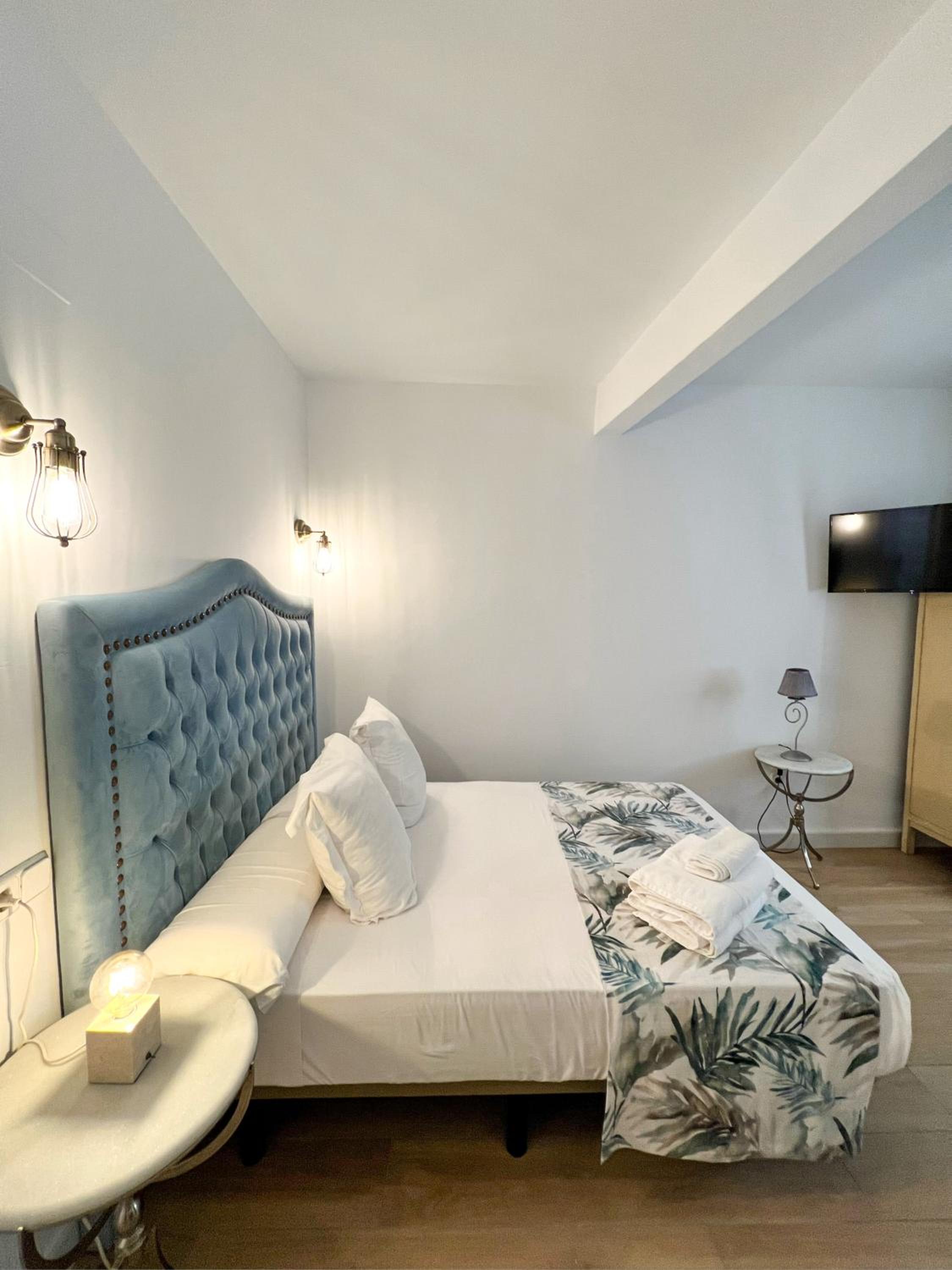 Double Room with Private Bathroom - Photo 20