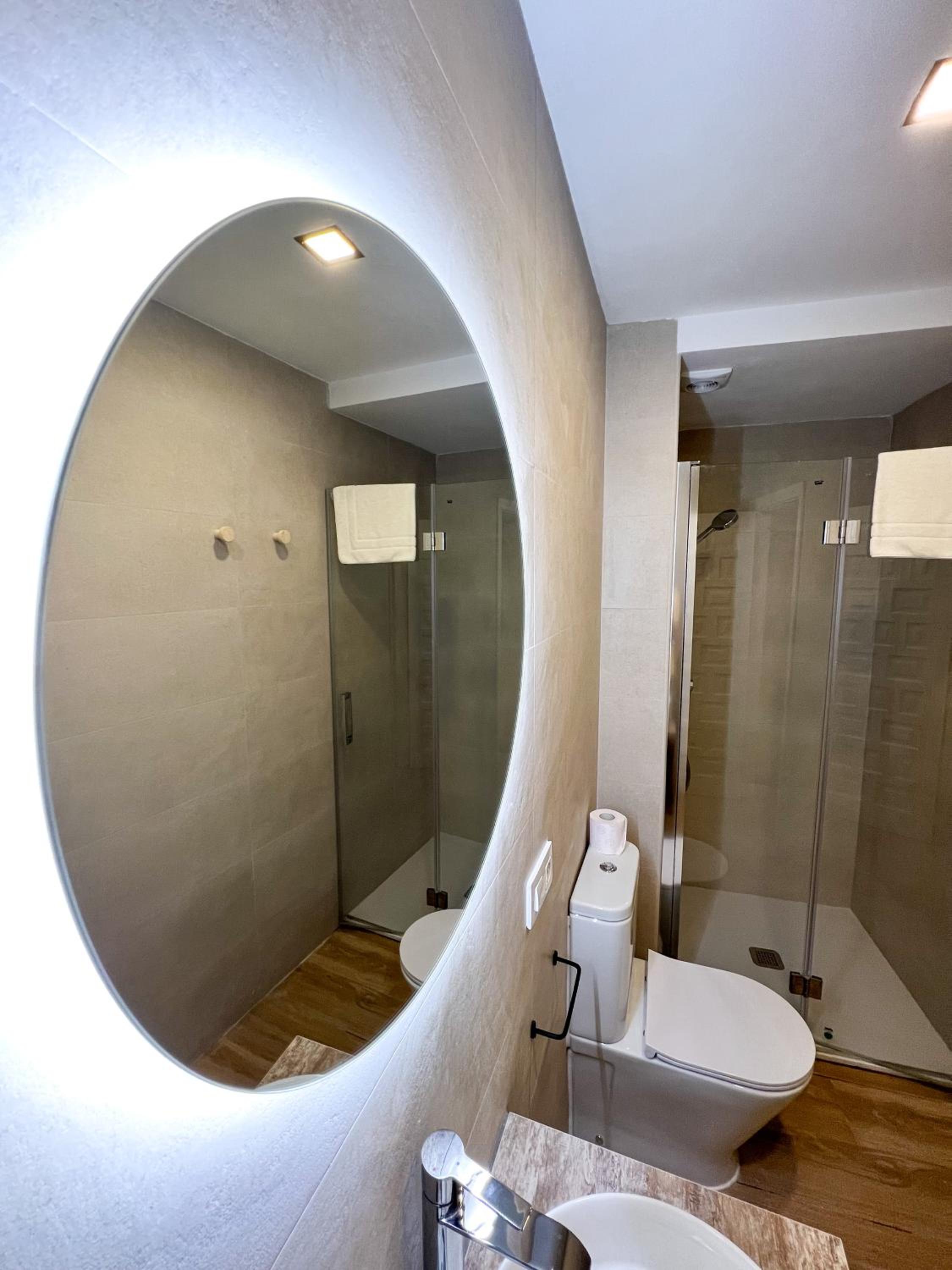 Double Room with Private Bathroom - Photo 7