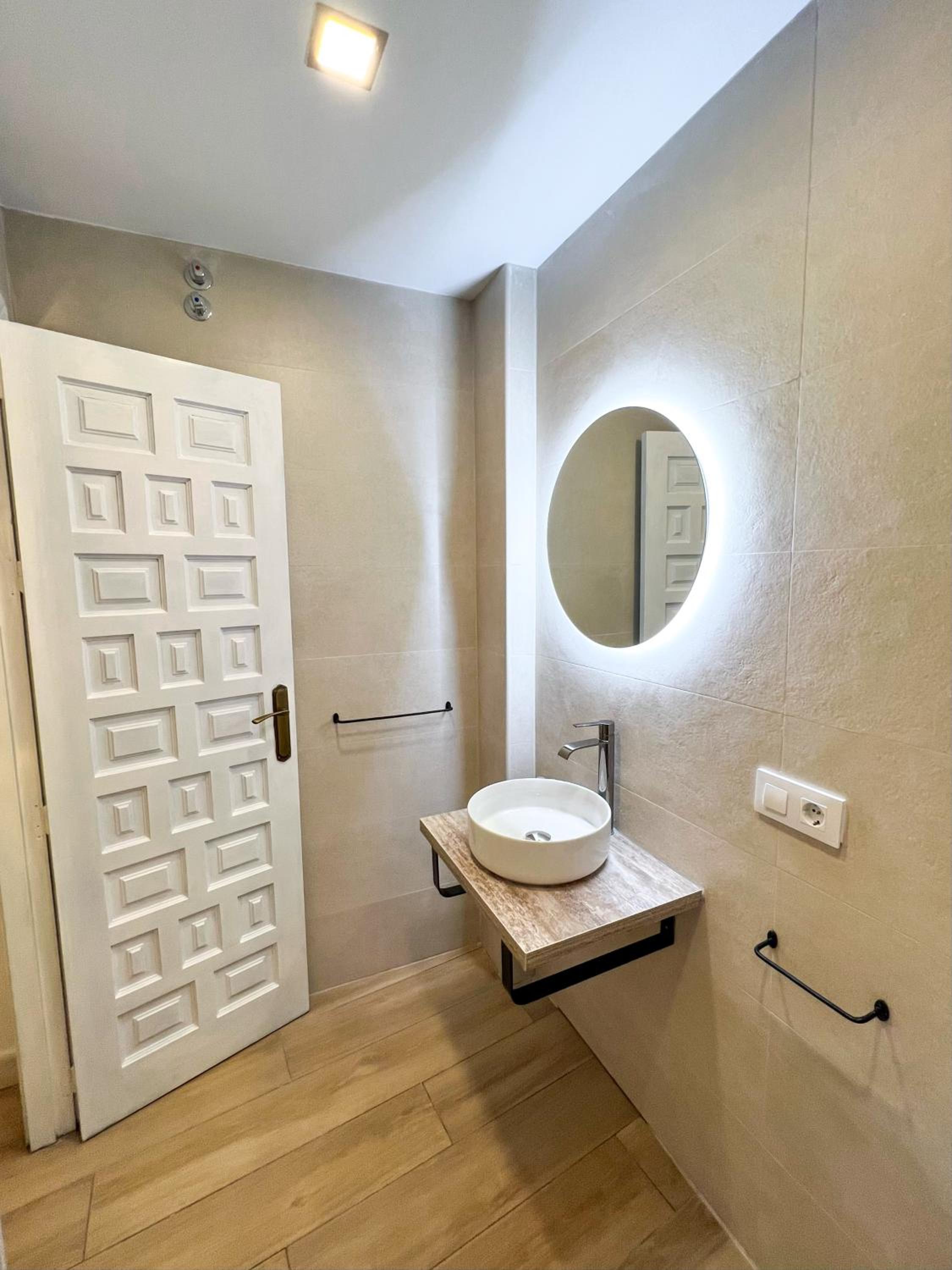 Double Room with Private Bathroom - Photo 6