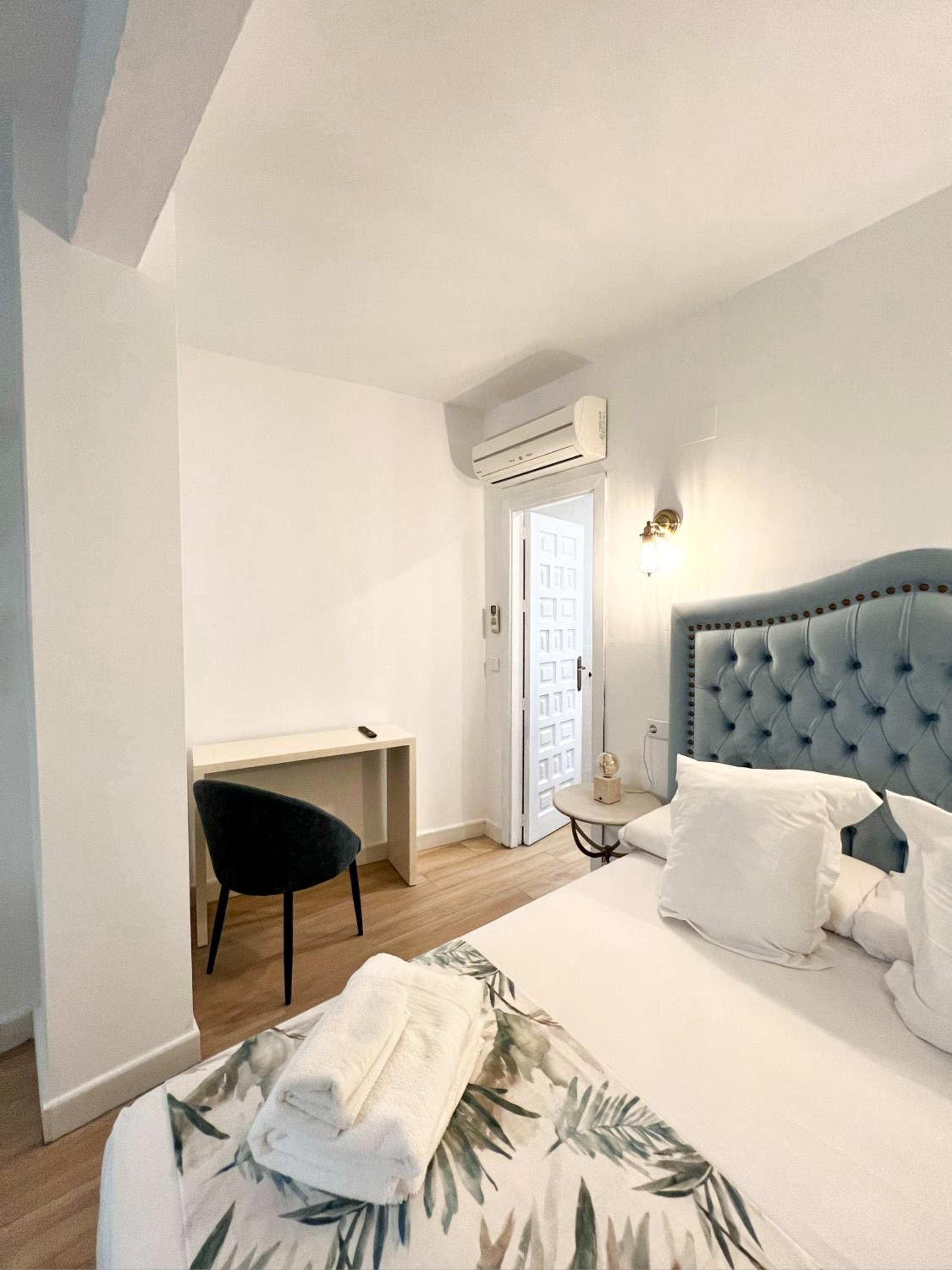 Double Room with Private Bathroom - Photo 21