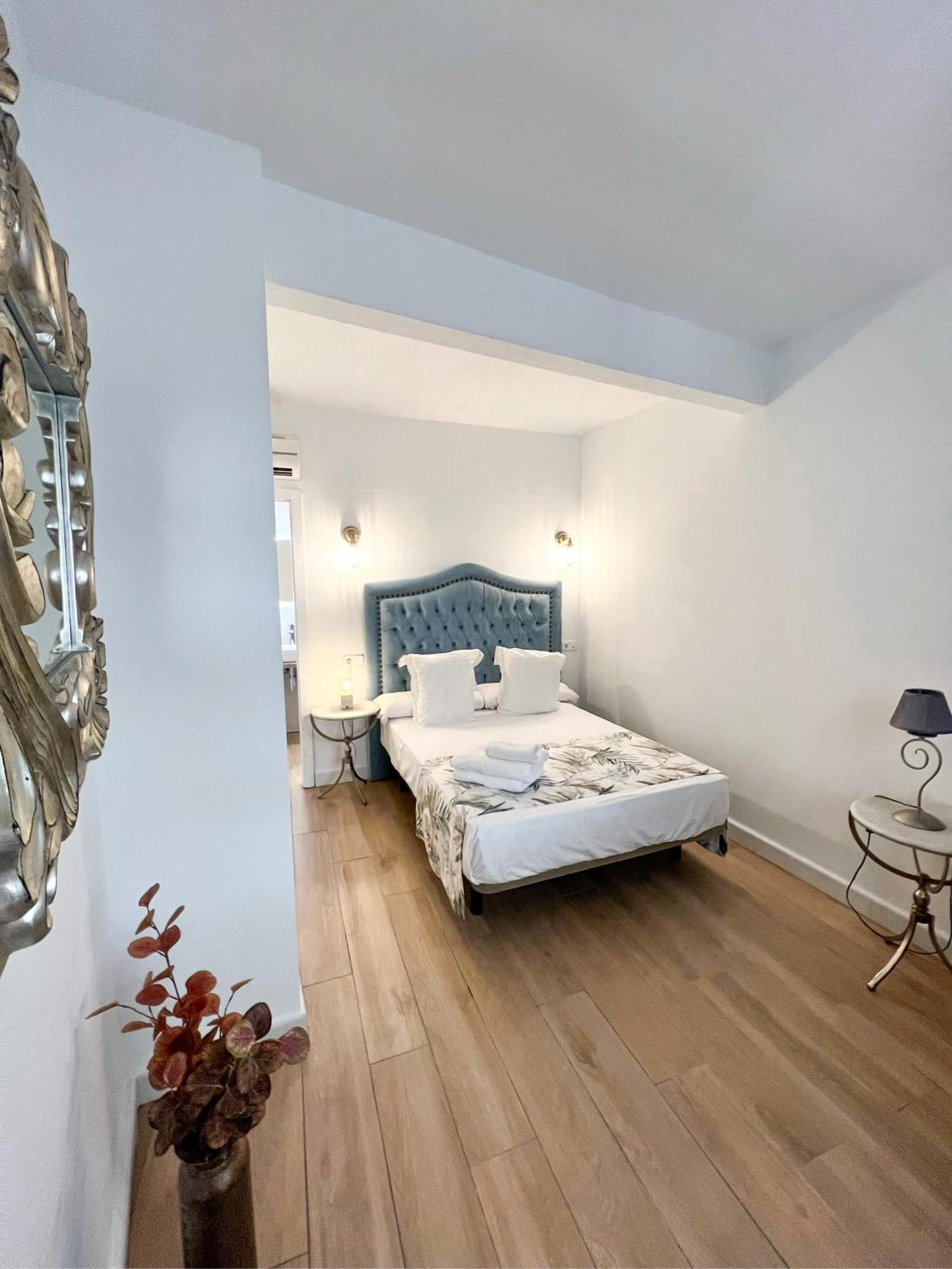 Double Room with Private Bathroom - Photo 19