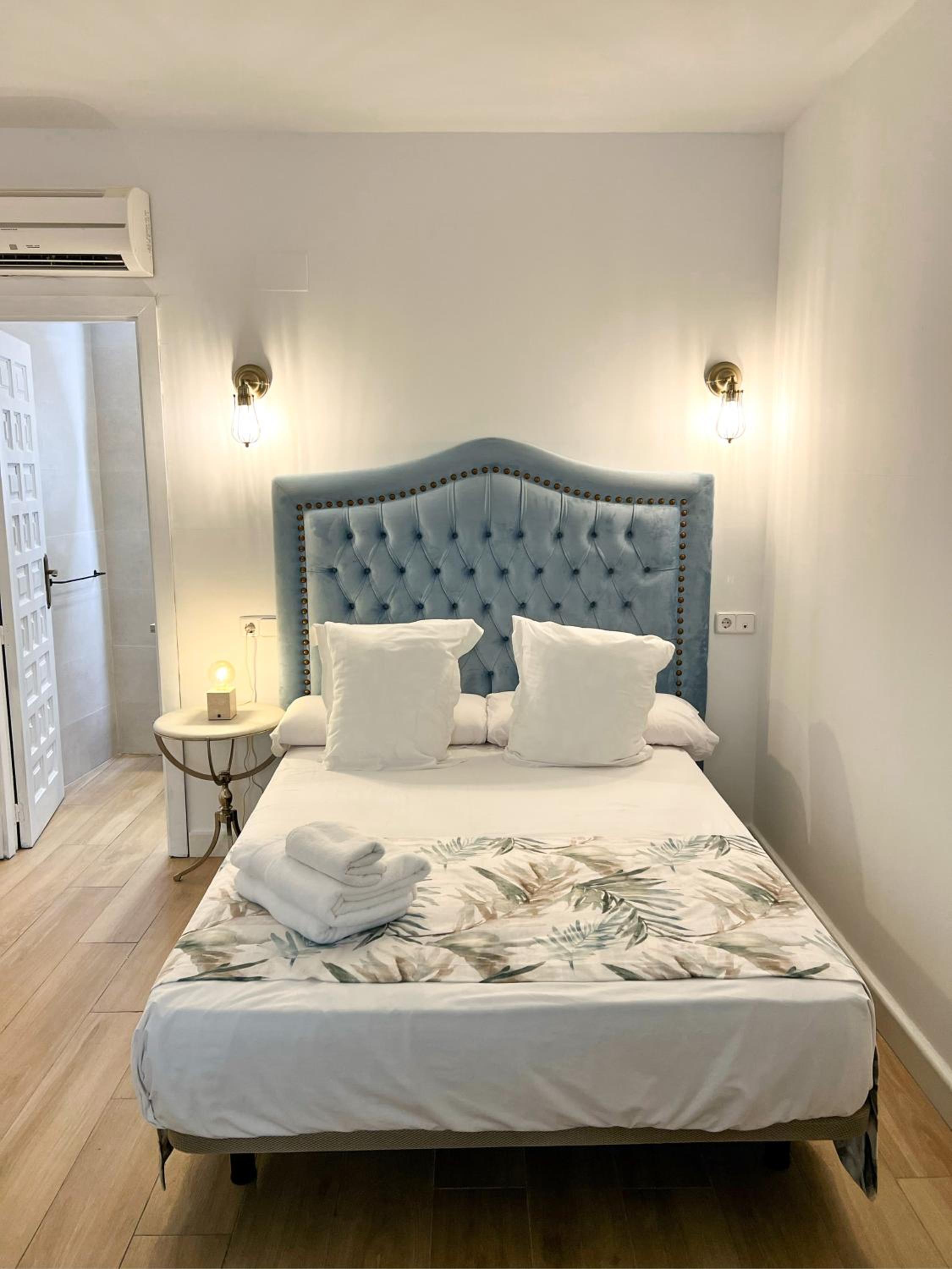 Double Room with Private Bathroom - Photo 43