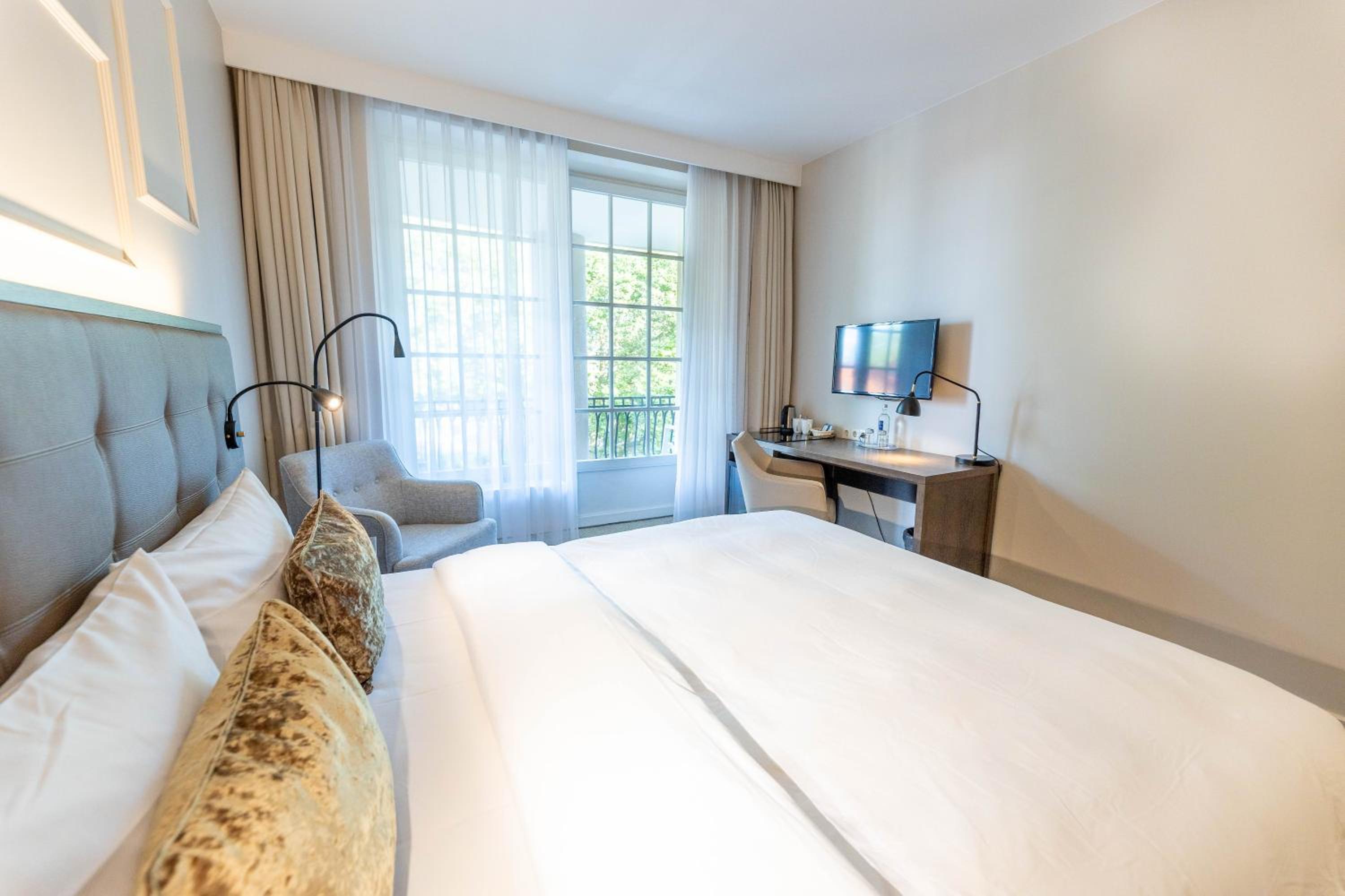 Queen Room with Garden View - Photo 4