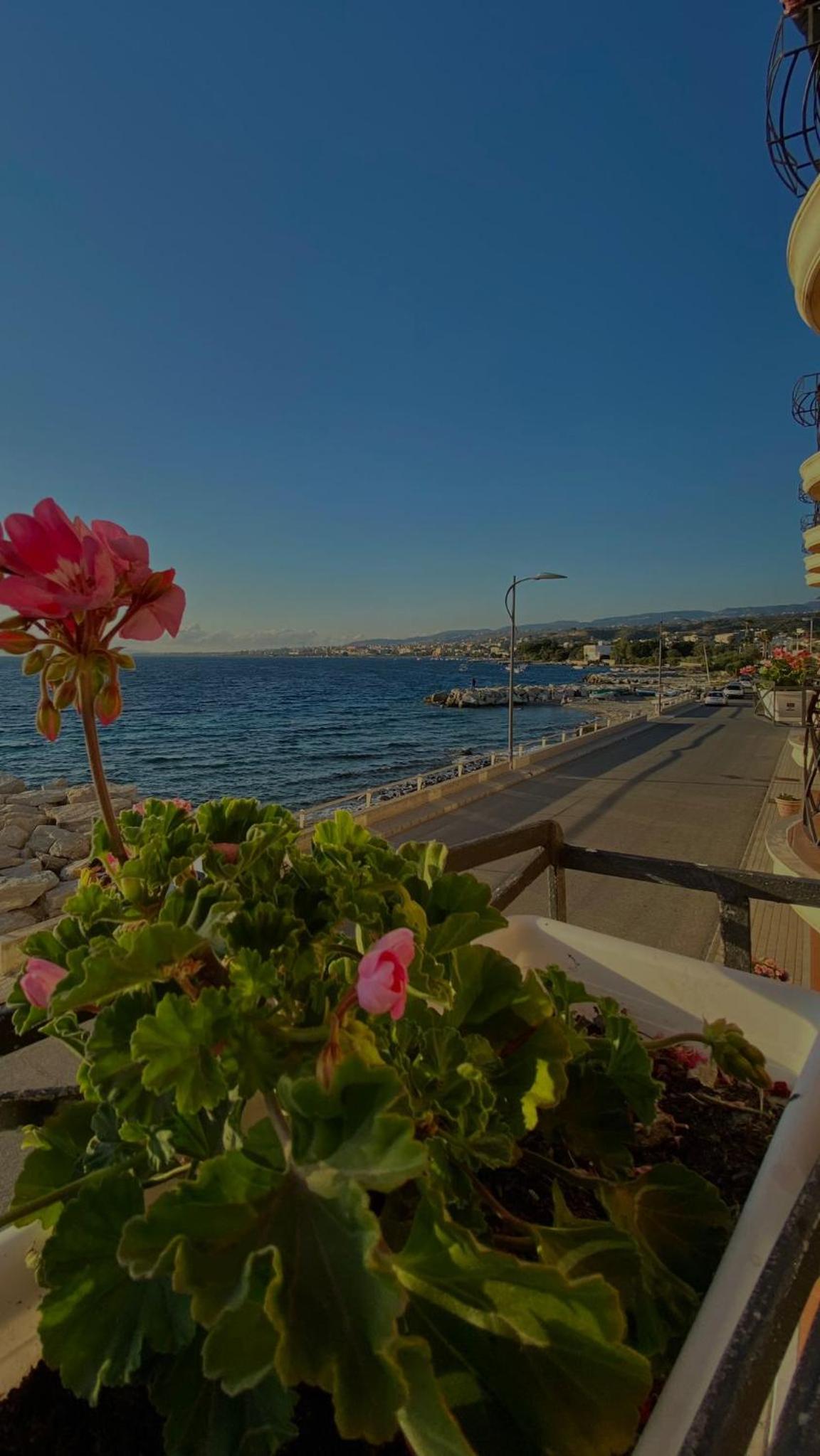 Double Room with Sea View - Photo 2