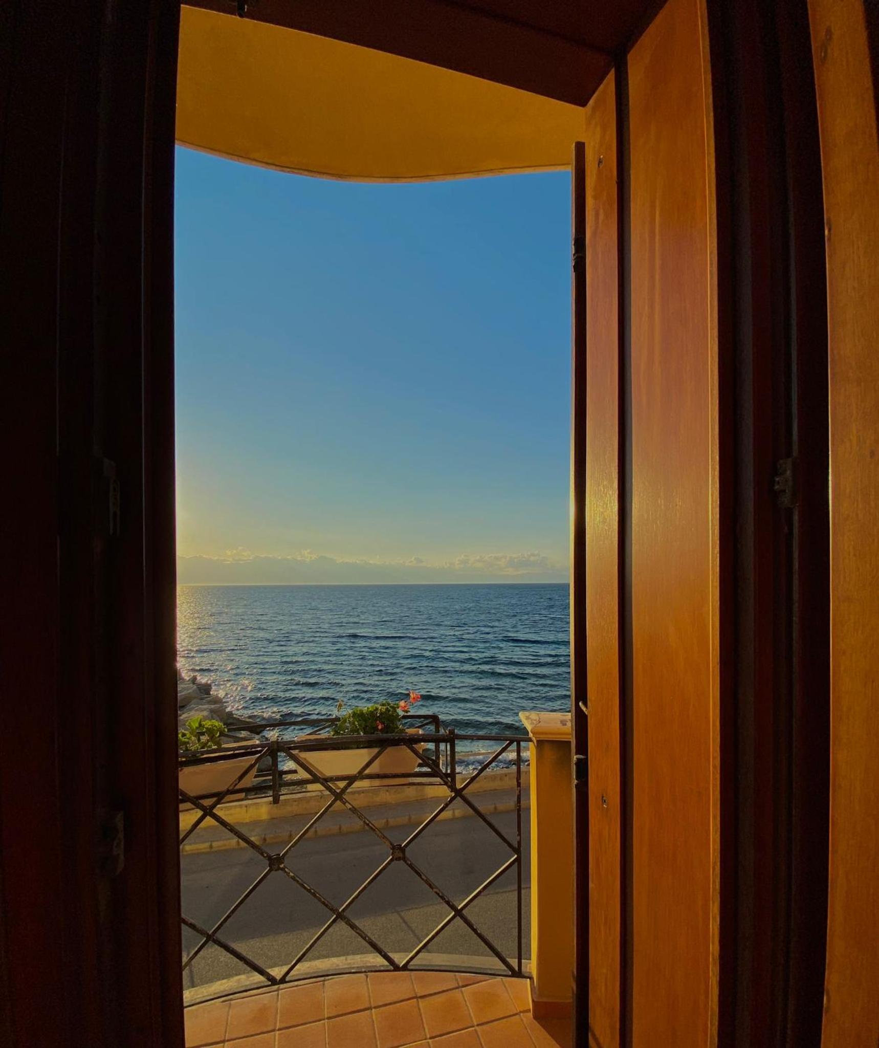 Double Room with Sea View - Photo 3
